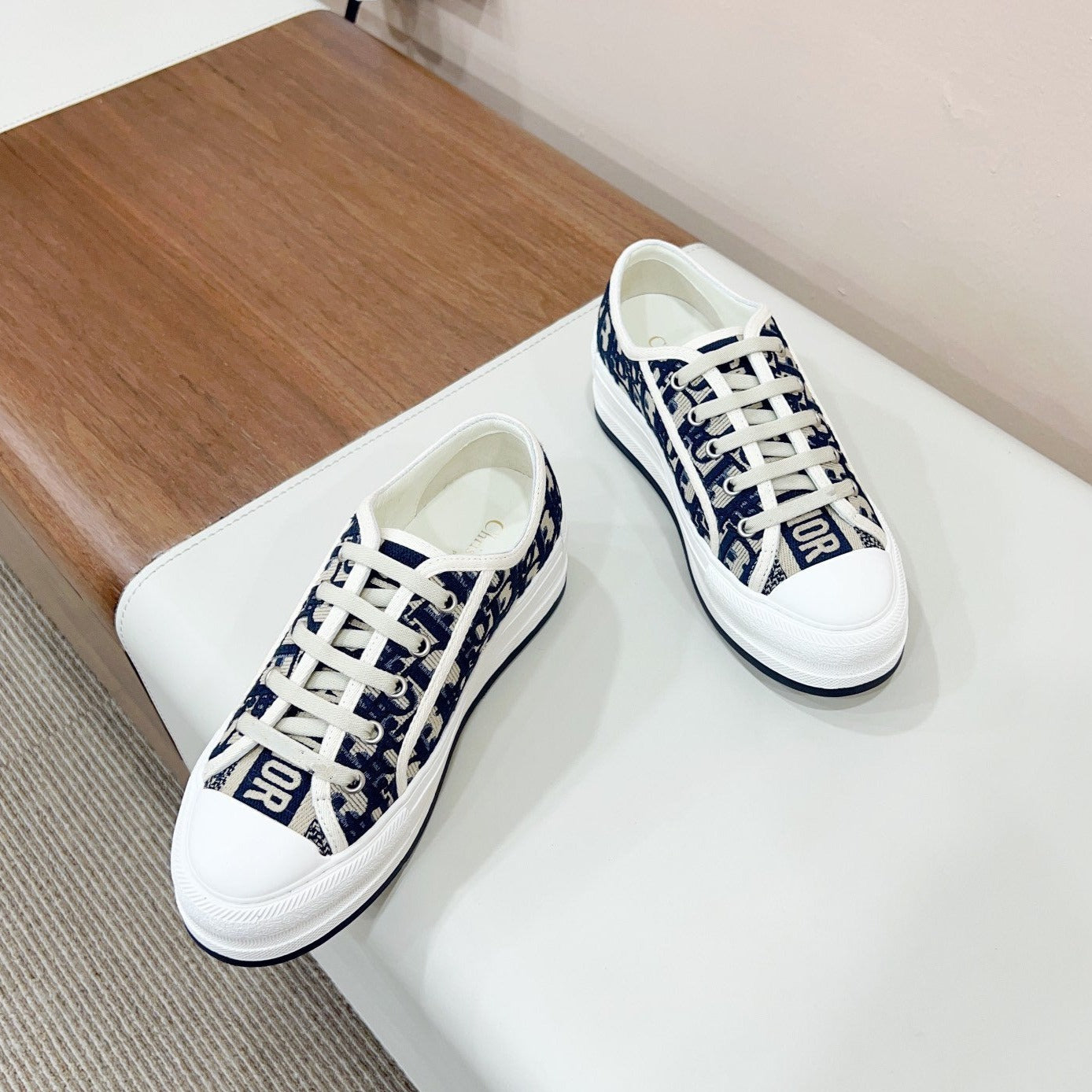 Luxury DiorWALKN WHITE DEEP BLUE OBLIQUE EMBROIDERY CANVAS