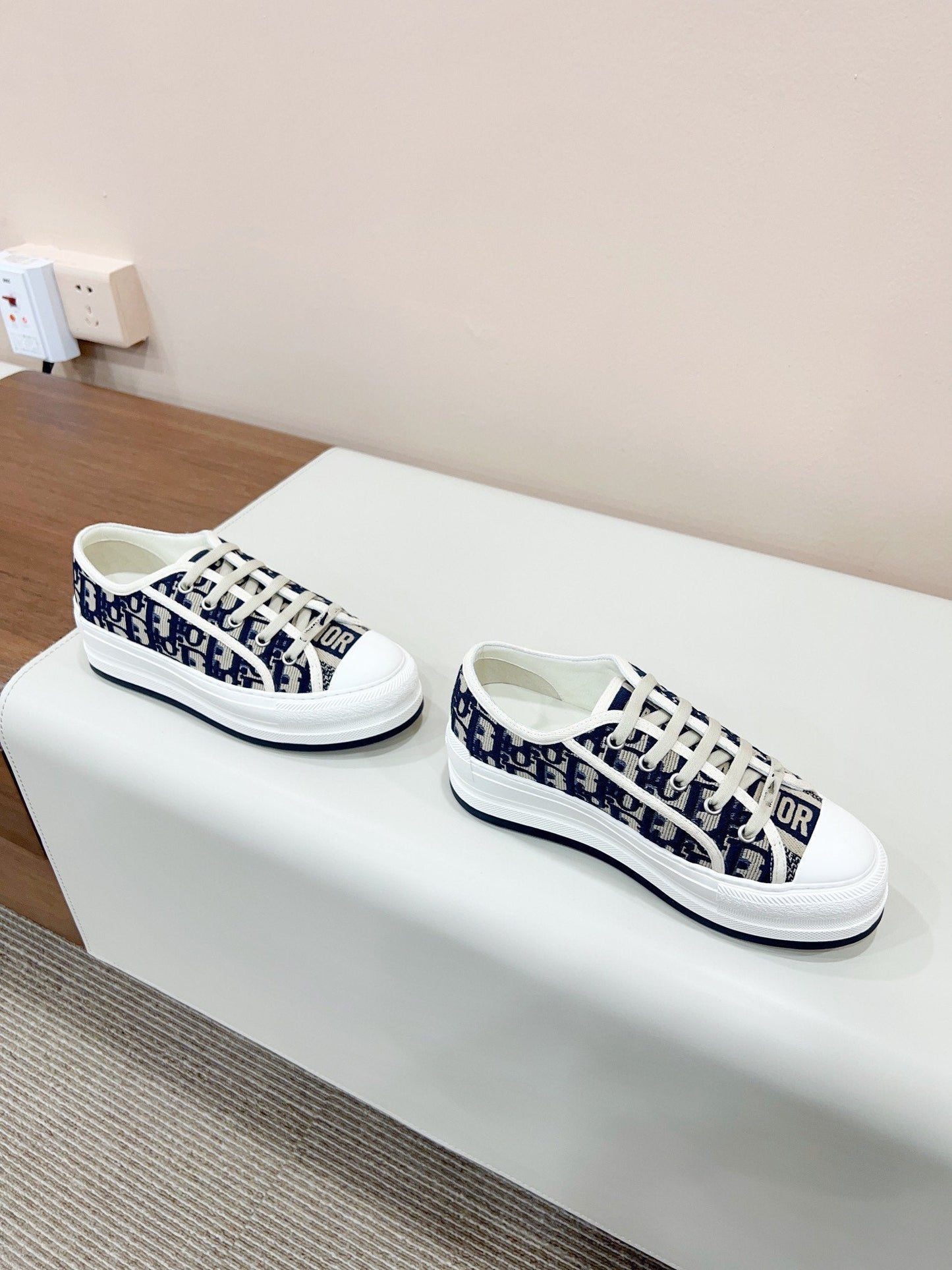 Luxury DiorWALKN WHITE DEEP BLUE OBLIQUE EMBROIDERY CANVAS