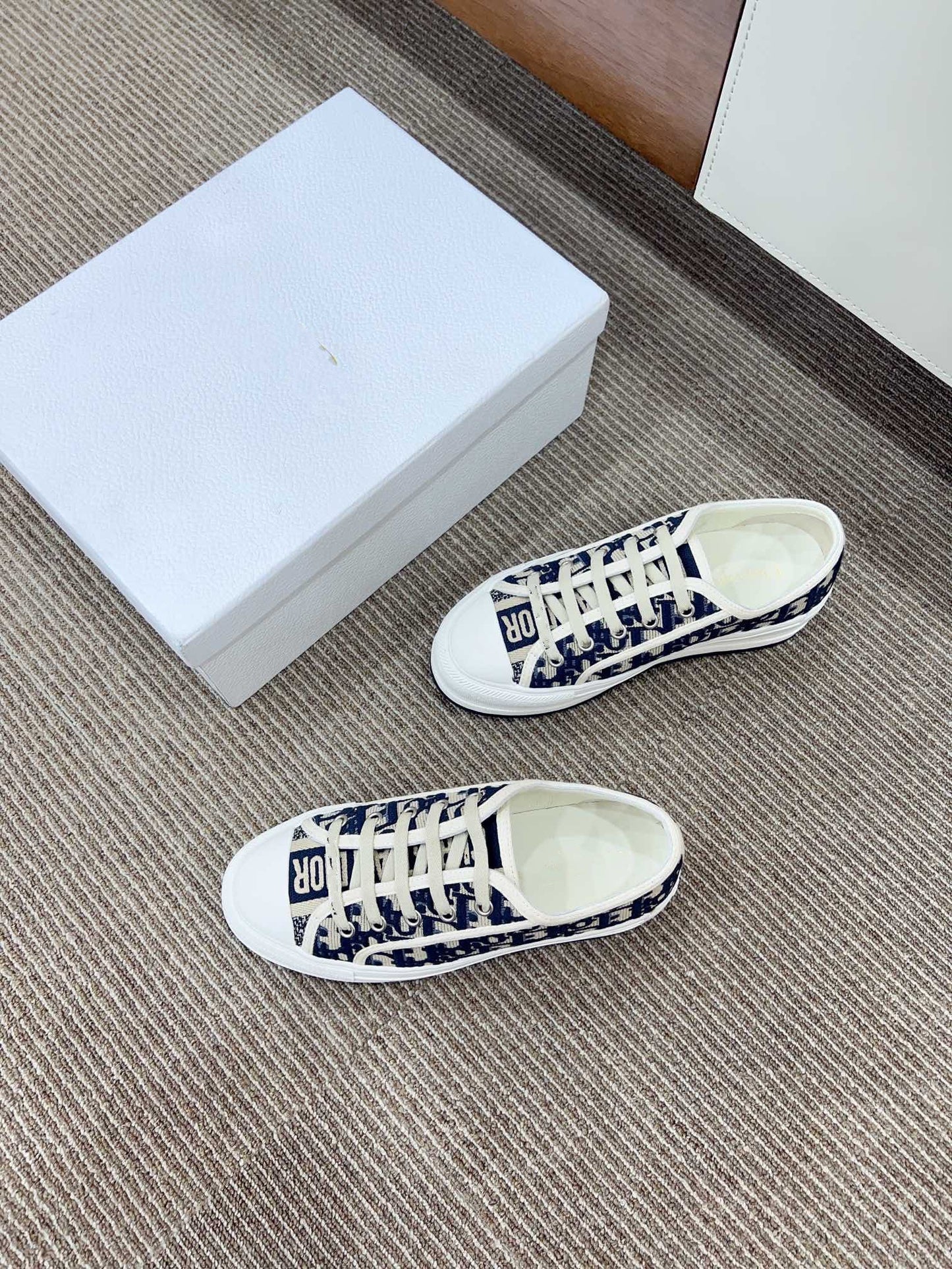 Luxury DiorWALKN WHITE DEEP BLUE OBLIQUE EMBROIDERY CANVAS