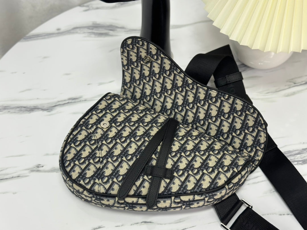 Luxury DiorSADDLE 28 BAG IN BEIGE AND BLACK OBLIQUE JACQUARD