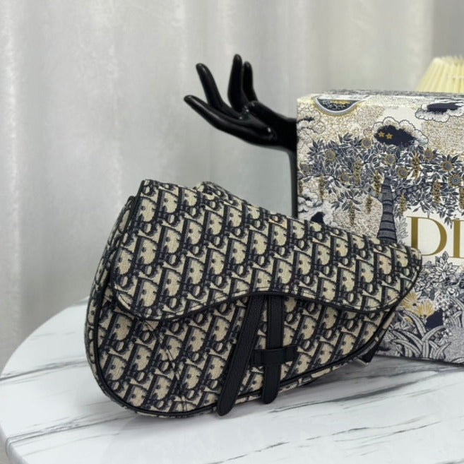 Luxury DiorSADDLE 28 BAG IN BEIGE AND BLACK OBLIQUE JACQUARD