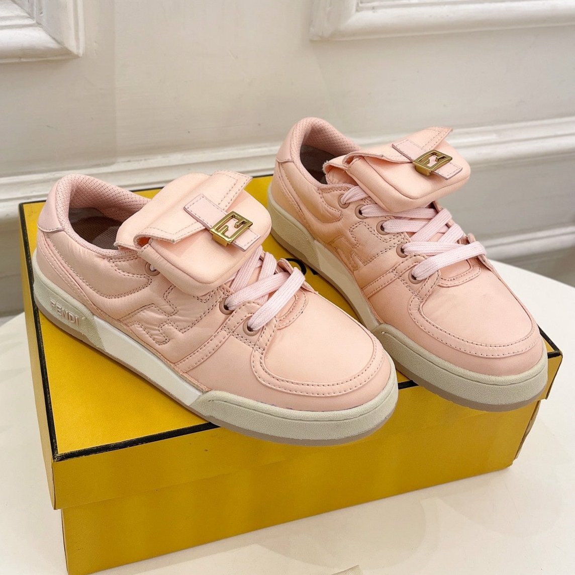 Luxury FendiLuxury FendiTRAINER SNEAKER IN LIGHT PINK LAMBSKIN