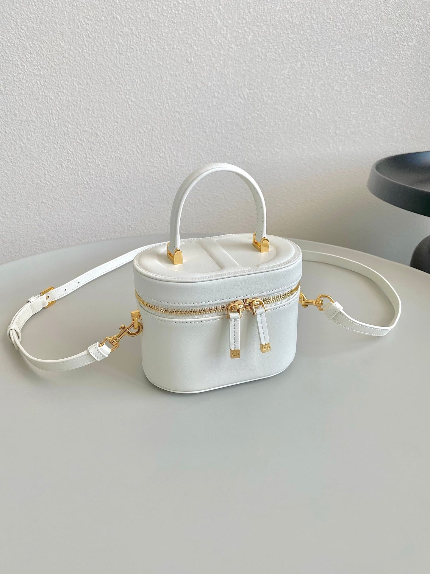 Luxury DiorSIGNATURE VANITY 16 IN WHITE LAMBSKIN