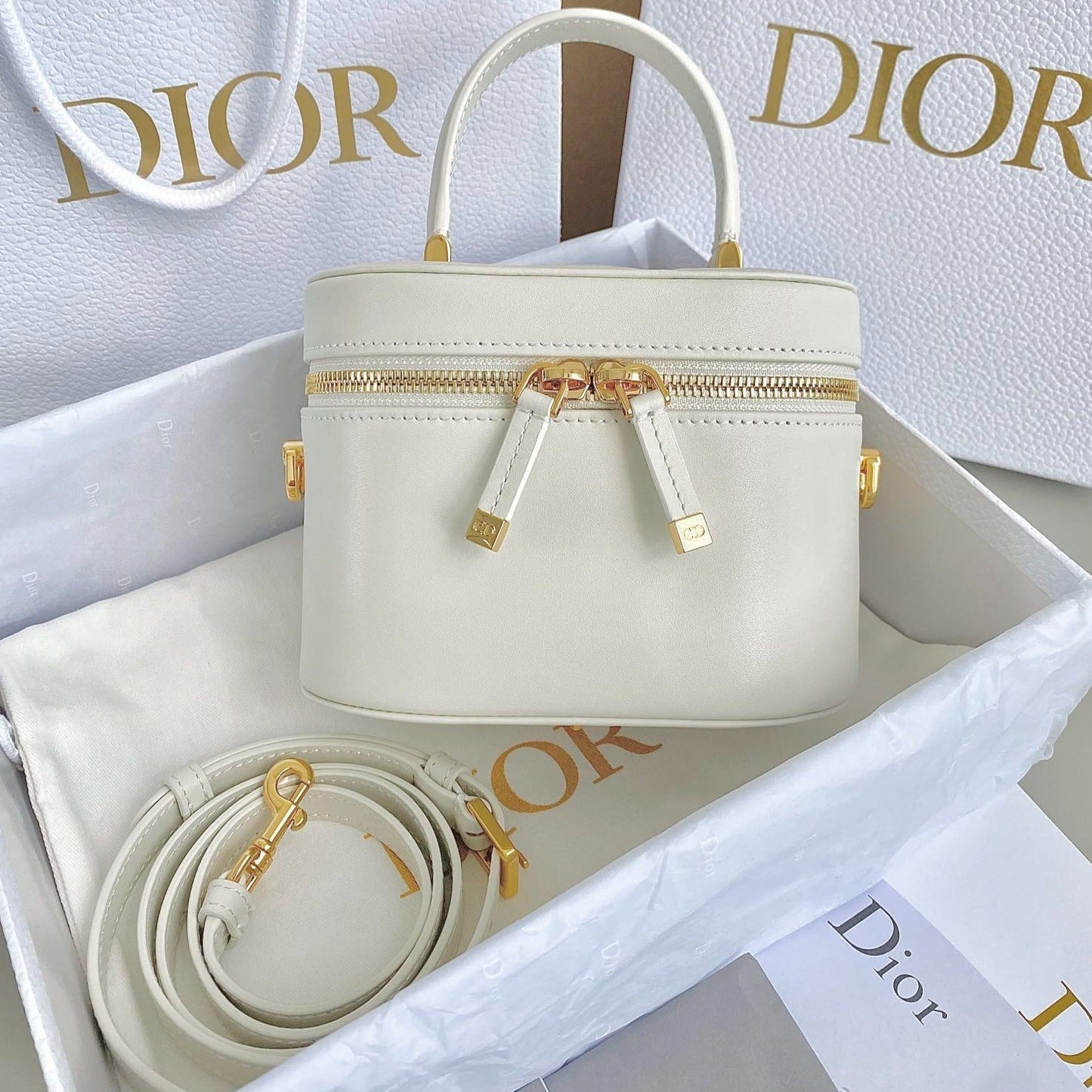 Luxury DiorSIGNATURE VANITY 16 IN WHITE LAMBSKIN