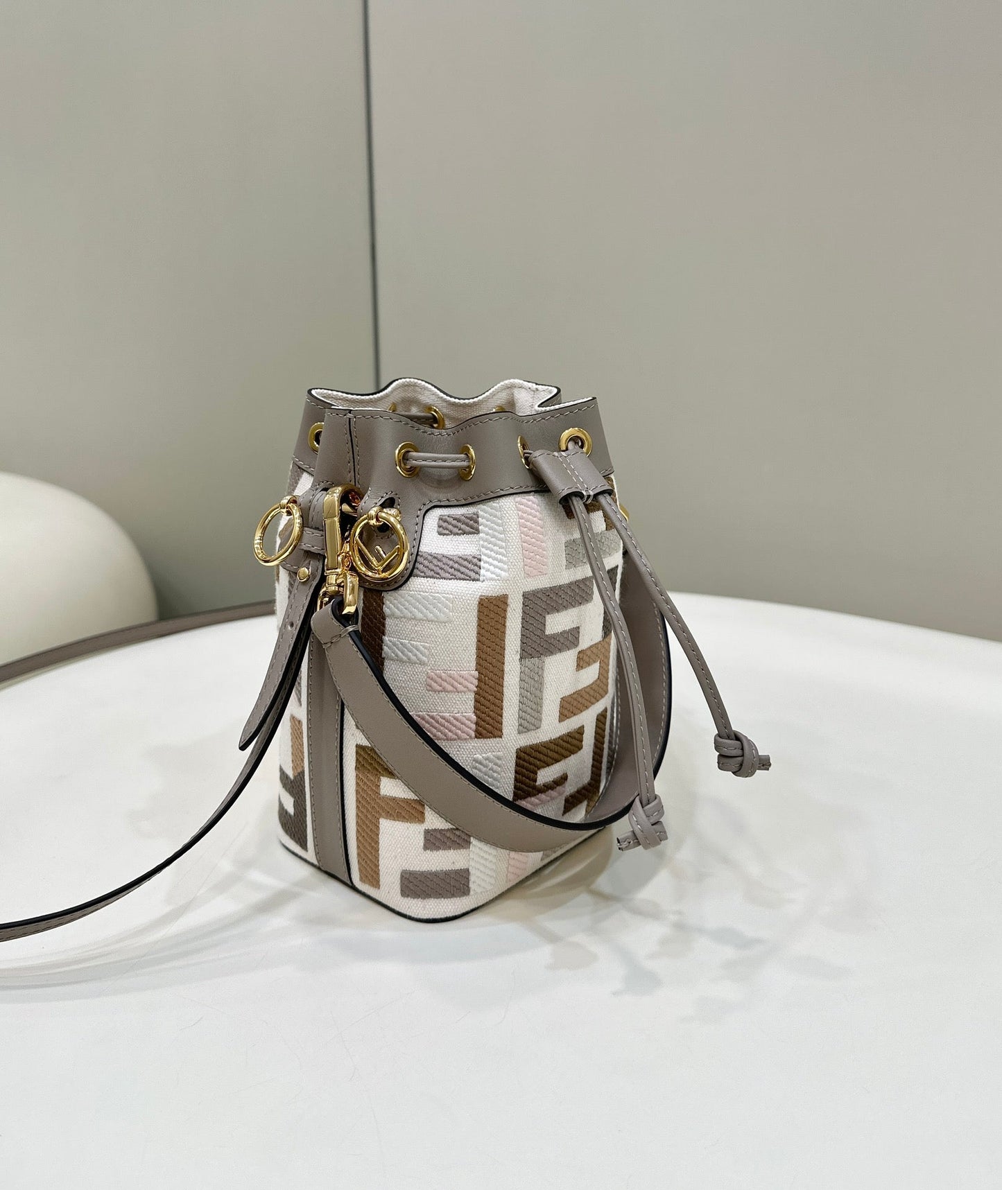 Luxury Fendiff mon tresor bucket bag 18cm grey leather ff motif