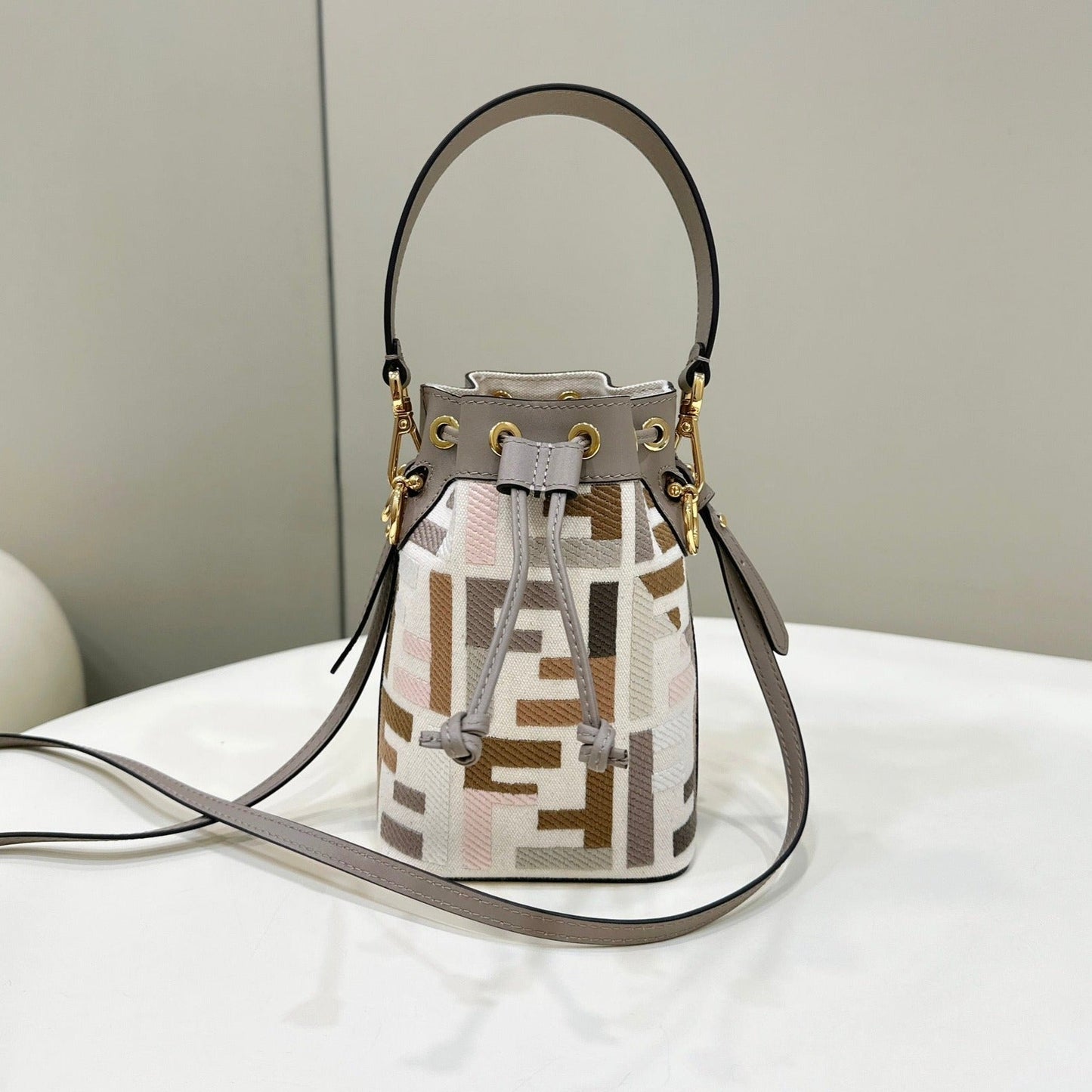 Luxury Fendiff mon tresor bucket bag 18cm grey leather ff motif
