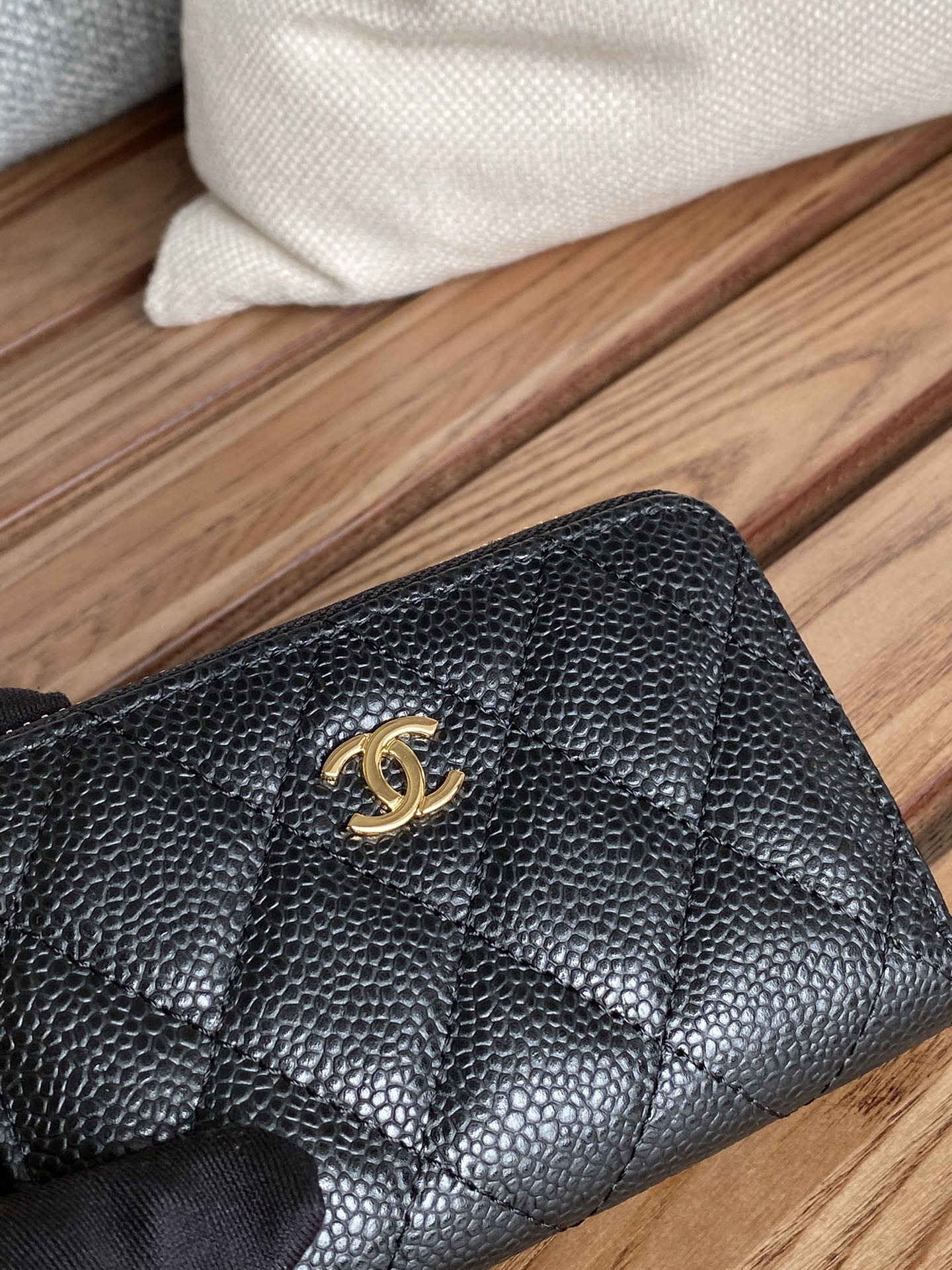 Luxury Chanel zipped wallet 7.5cm black caviar gold hardware