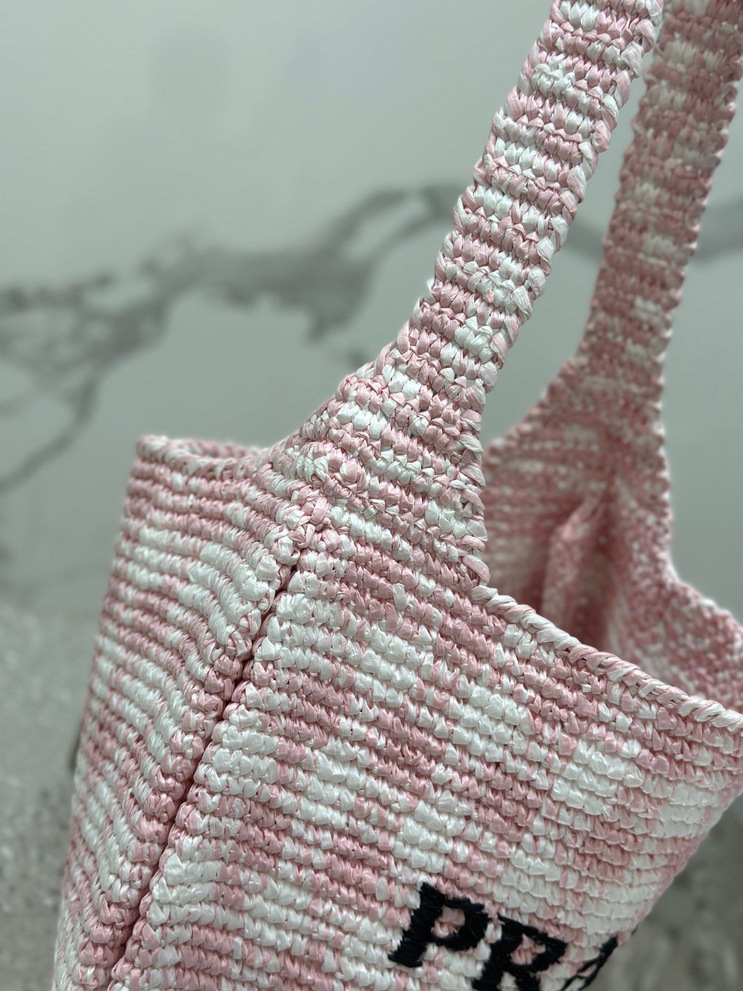 Luxury PradaLARGE TOTE BAG 45 IN PINK MIX WHITE AND BLACK WOVEN RAFFIA