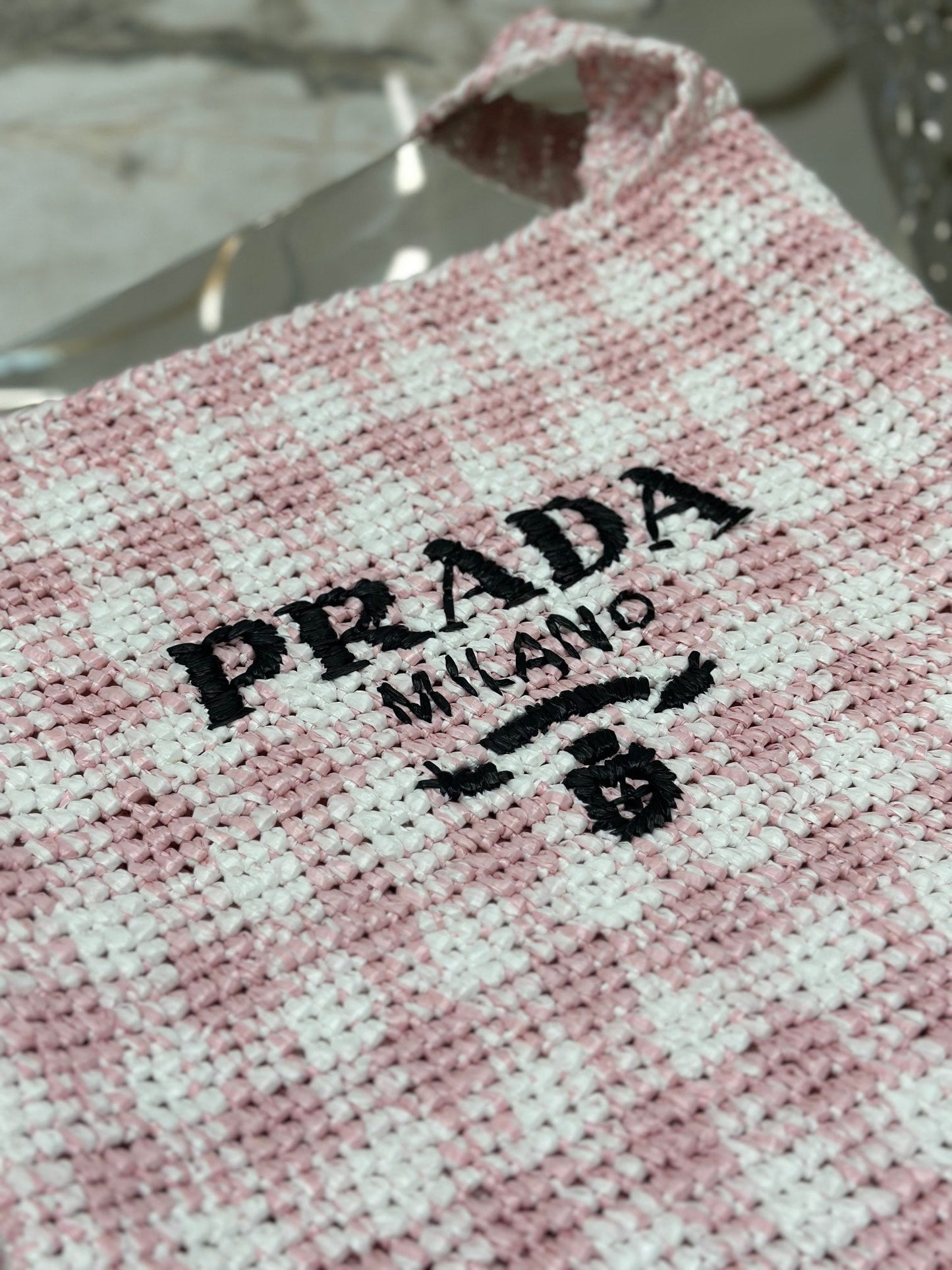 Luxury PradaLARGE TOTE BAG 45 IN PINK MIX WHITE AND BLACK WOVEN RAFFIA