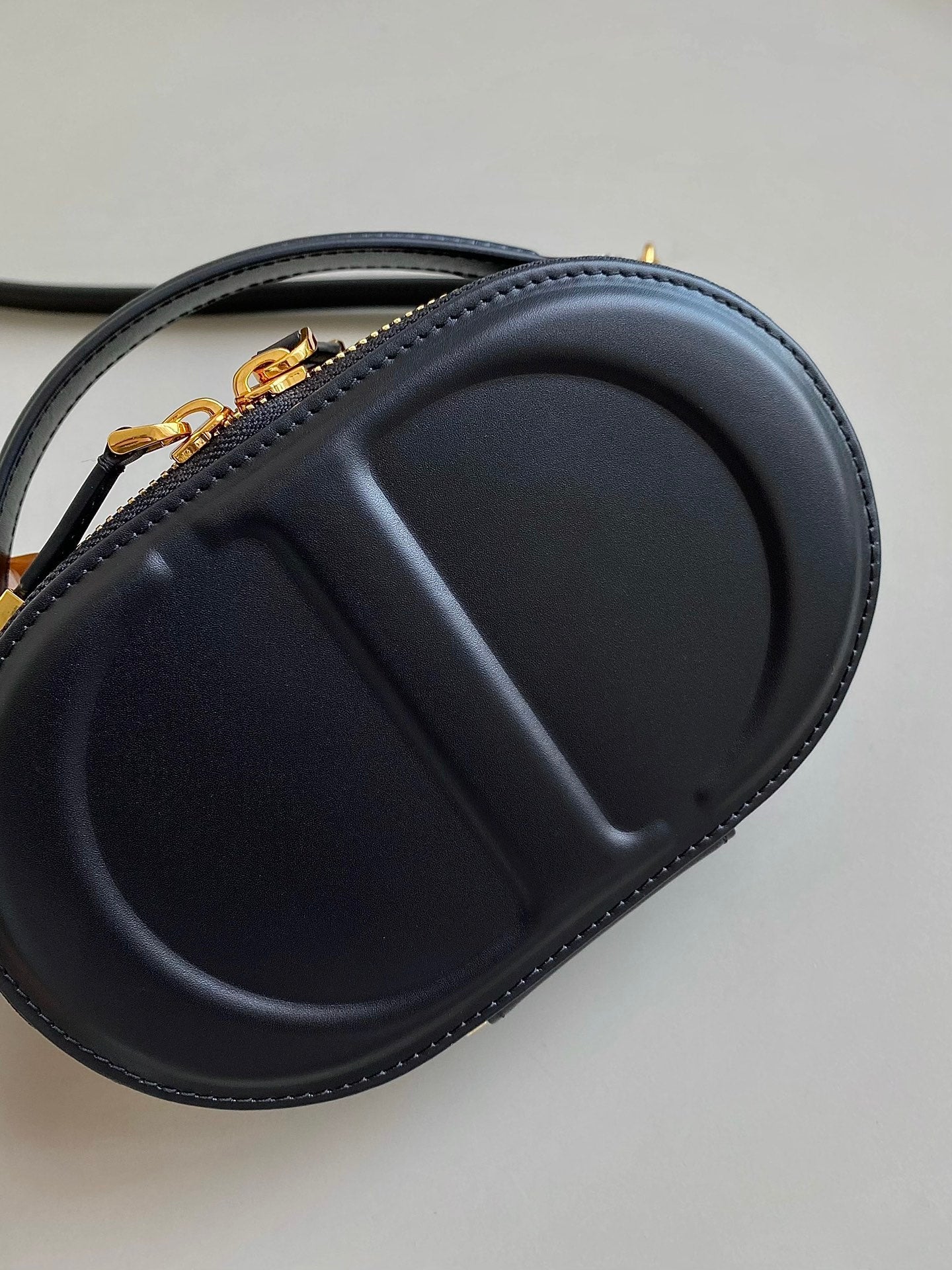 Luxury DiorSIGNATURE 18 OVAL BAG IN BLACK CALFSKIN