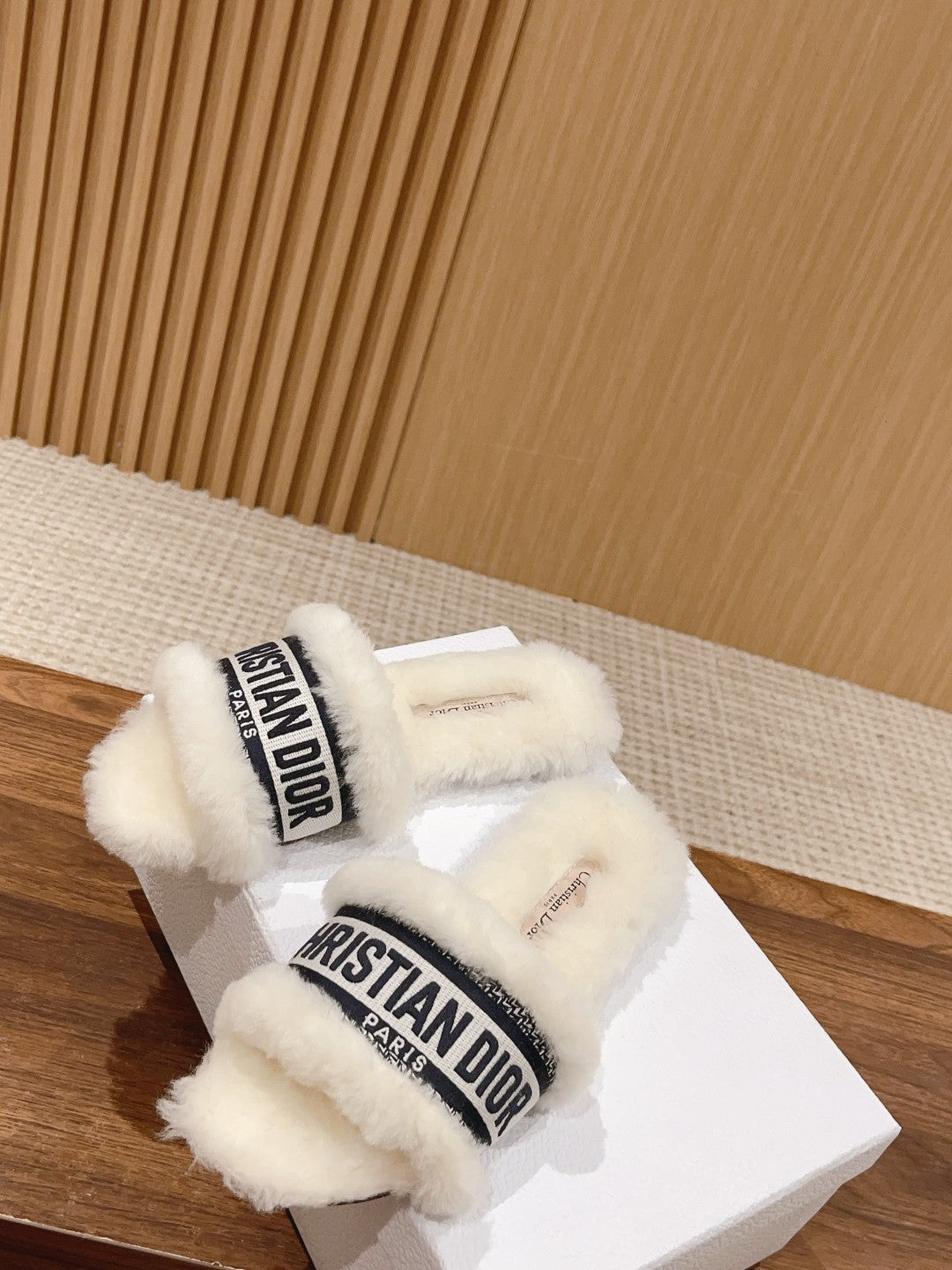 Luxury DiorDway Slide White Black Fleece Lining And Canvas Fabric
