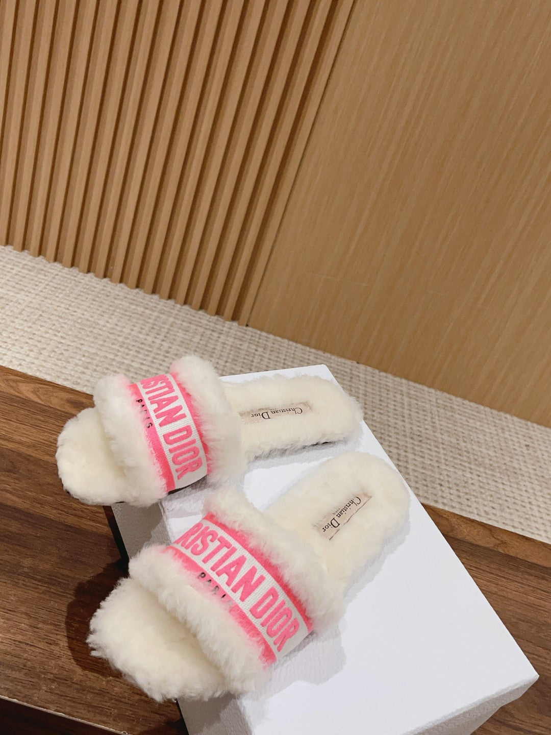 Luxury DiorDway Slide White Pink Fleece Lining And Canvas Fabric
