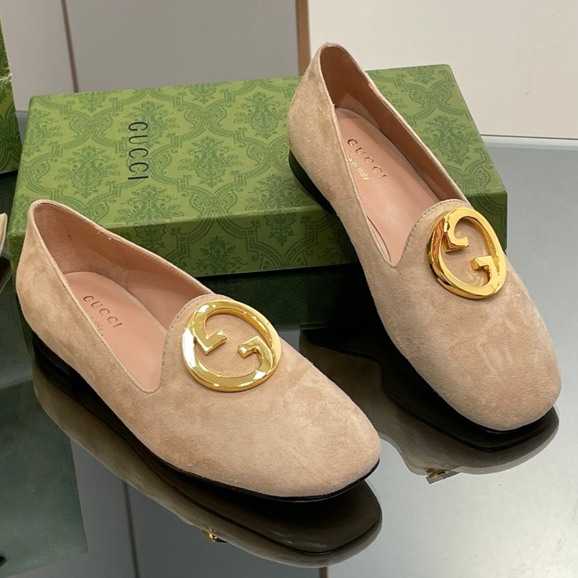 Luxury Gucci BLONDIE LOGO-PLAQUE LOAFERS IN ECRU BEIGE SUEDE