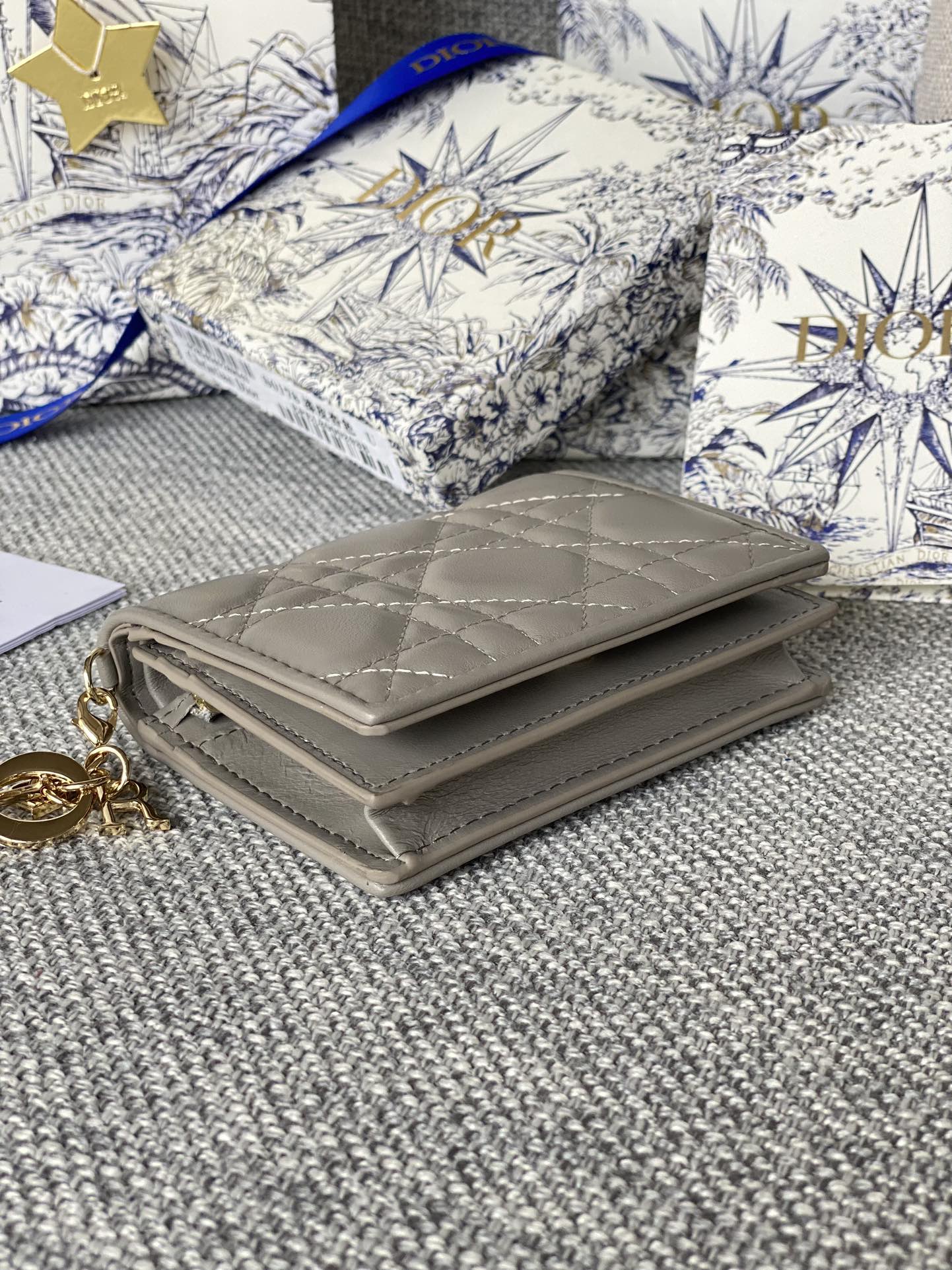 Luxury DiorCaro 11cm Compact Wallet Grey Calfskin