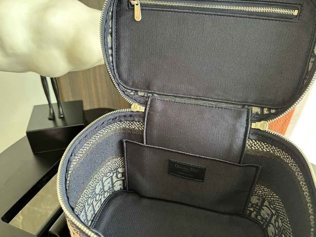 Luxury Dior DIORtravel vanity 25 black beige oblique embroidery