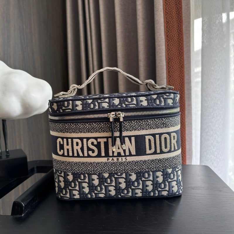 Luxury Dior DIORtravel vanity 25 black beige oblique embroidery