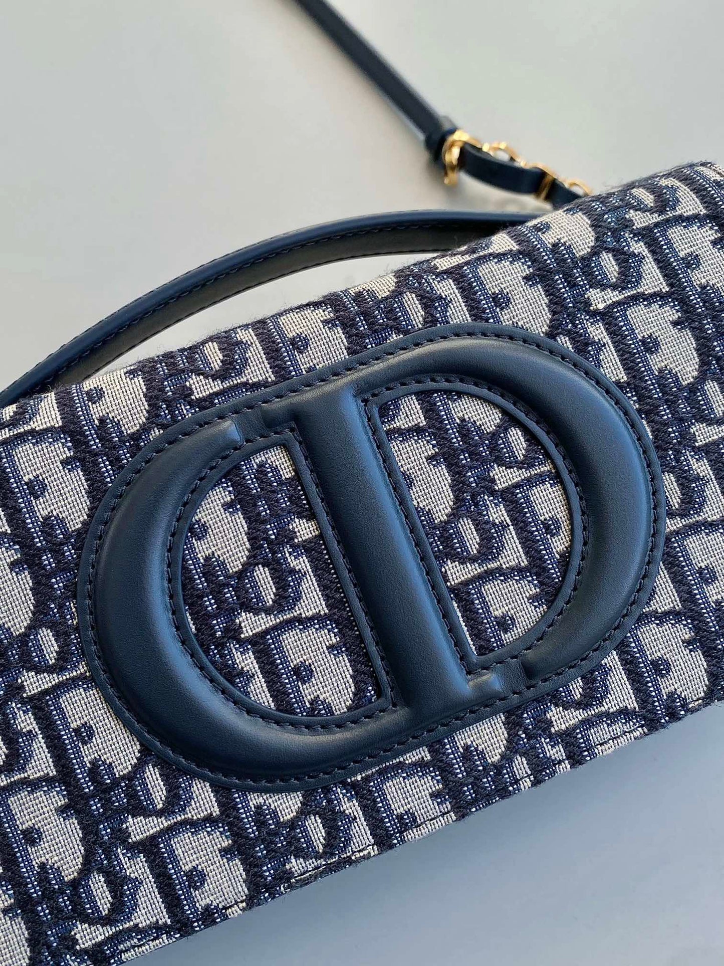 Luxury DiorSIGNATURE CHAIN BAG 21 IN BLUE OBLIQUE JACQUARD