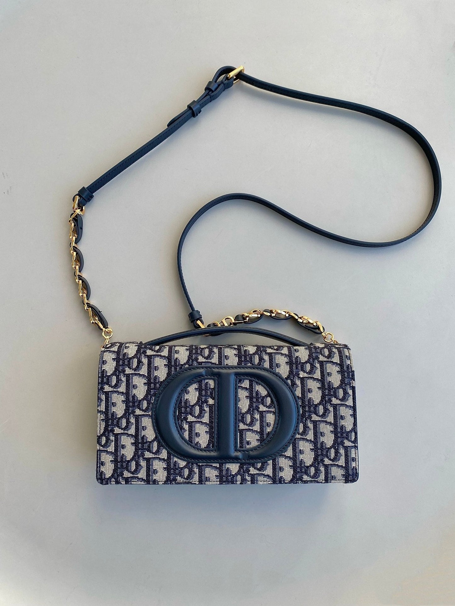 Luxury DiorSIGNATURE CHAIN BAG 21 IN BLUE OBLIQUE JACQUARD
