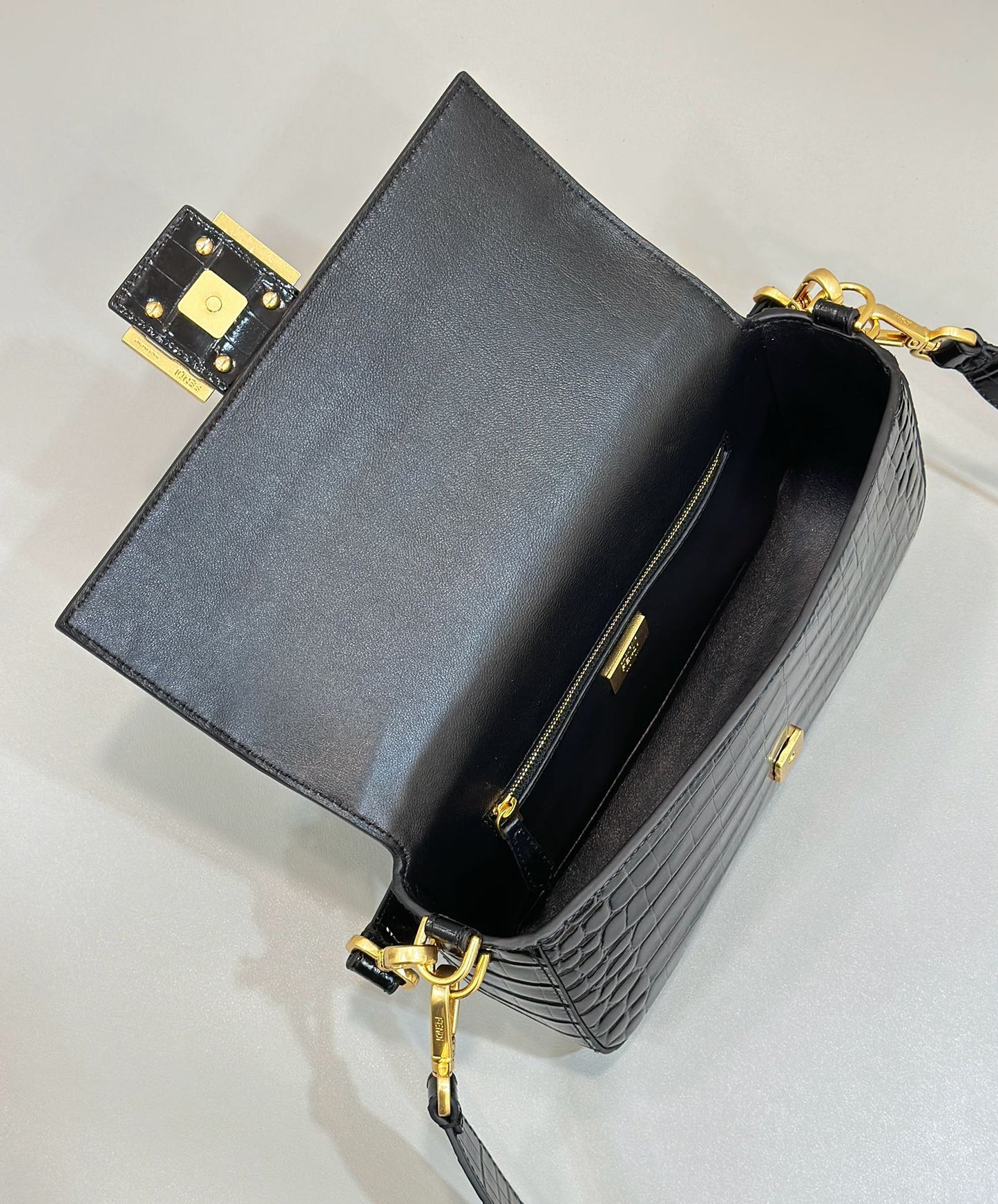 Luxury FendiBAGUETTE 27 IN BLACK CROCODILE PATTERN GLOSSY CALFSKIN GOLD HARDWARE