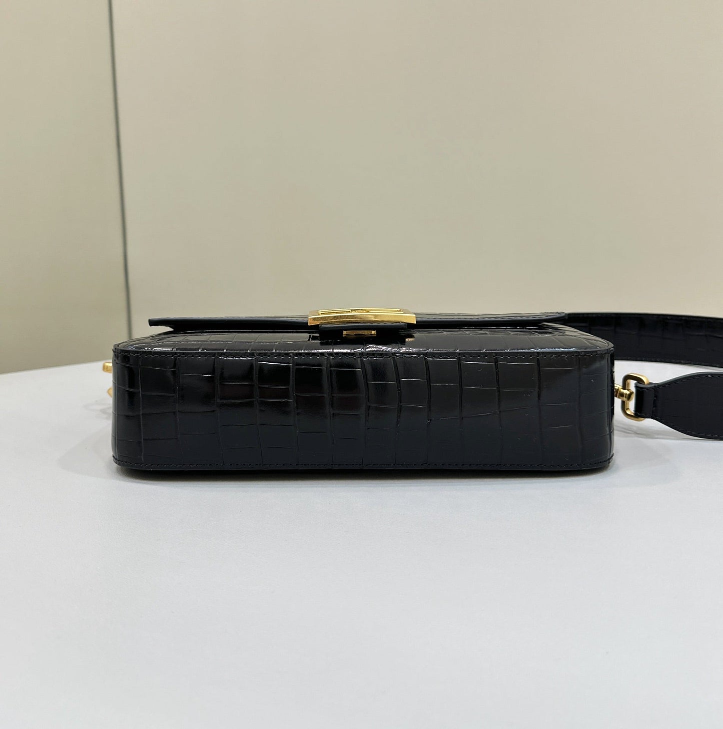 Luxury FendiBAGUETTE 27 IN BLACK CROCODILE PATTERN GLOSSY CALFSKIN GOLD HARDWARE