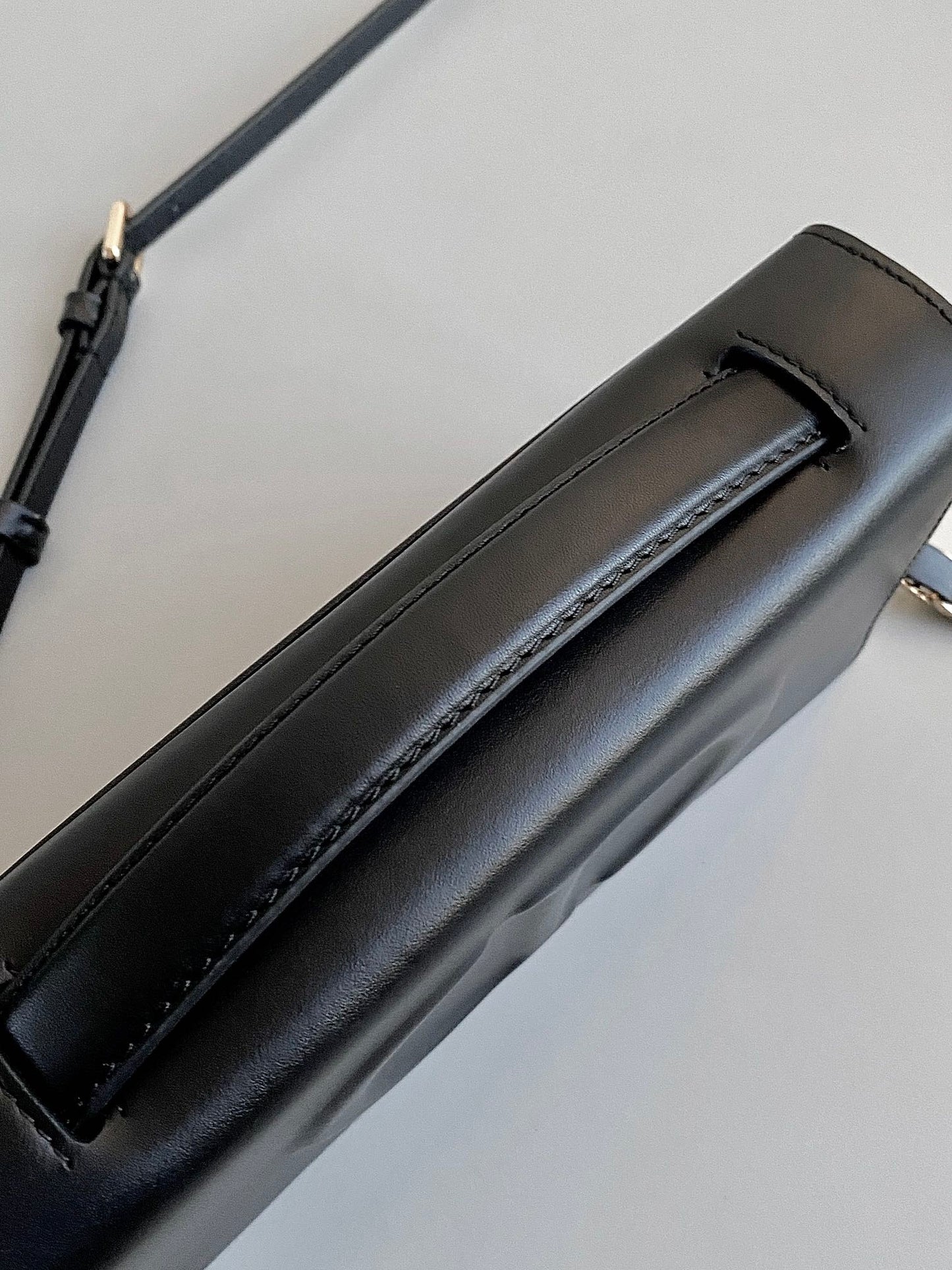 Luxury DiorSIGNATURE CHAIN BAG 21 IN BLACK CALFSKIN