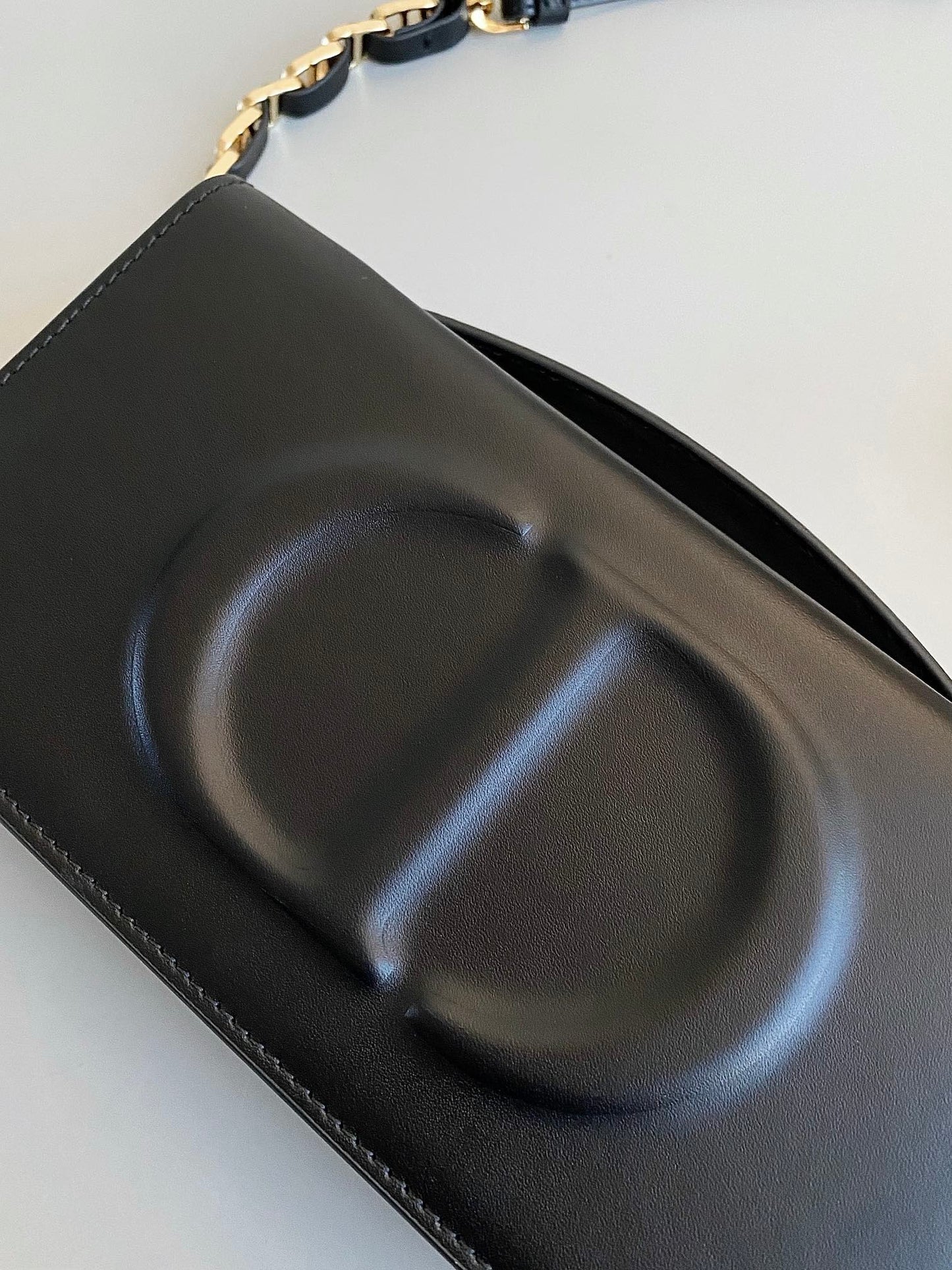 Luxury DiorSIGNATURE CHAIN BAG 21 IN BLACK CALFSKIN
