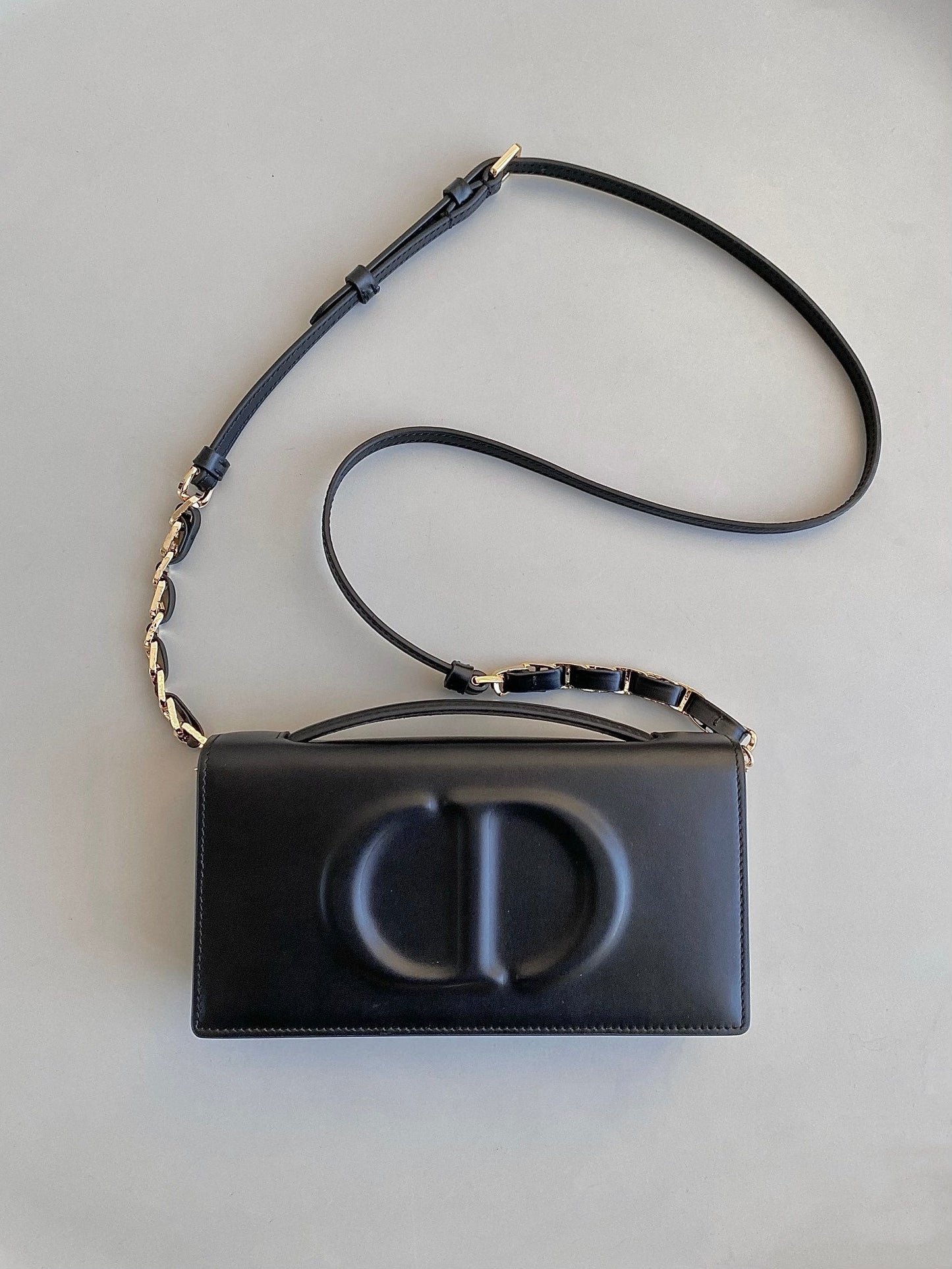 Luxury DiorSIGNATURE CHAIN BAG 21 IN BLACK CALFSKIN