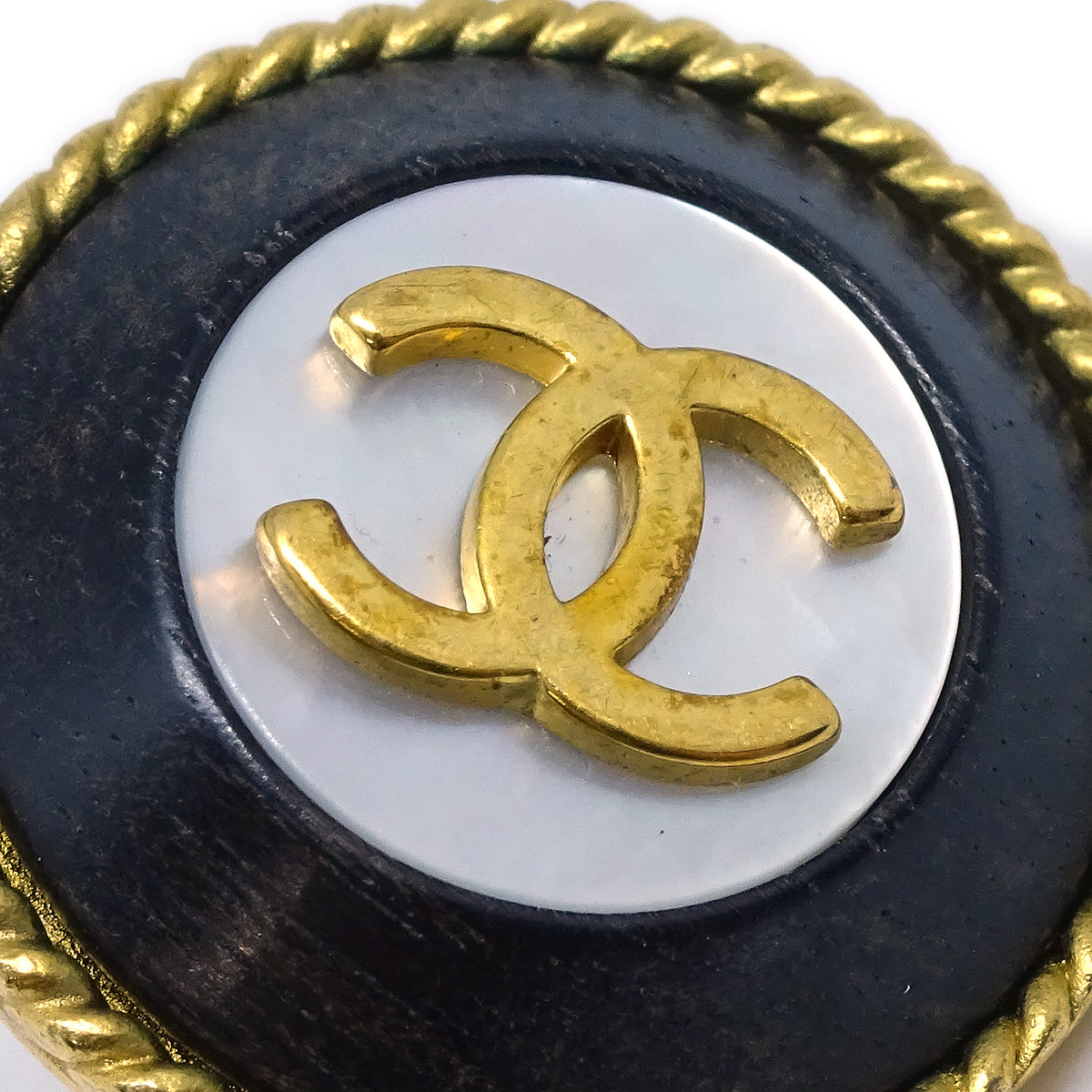 Luxury Chanel 1993 Mother of Pearl Rope Edge Earrings Clip-On