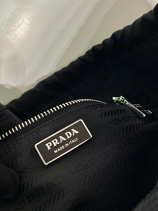 Luxury PradaLARGE DRAWSTRING BAG 37 IN BLACK RE-NYLON