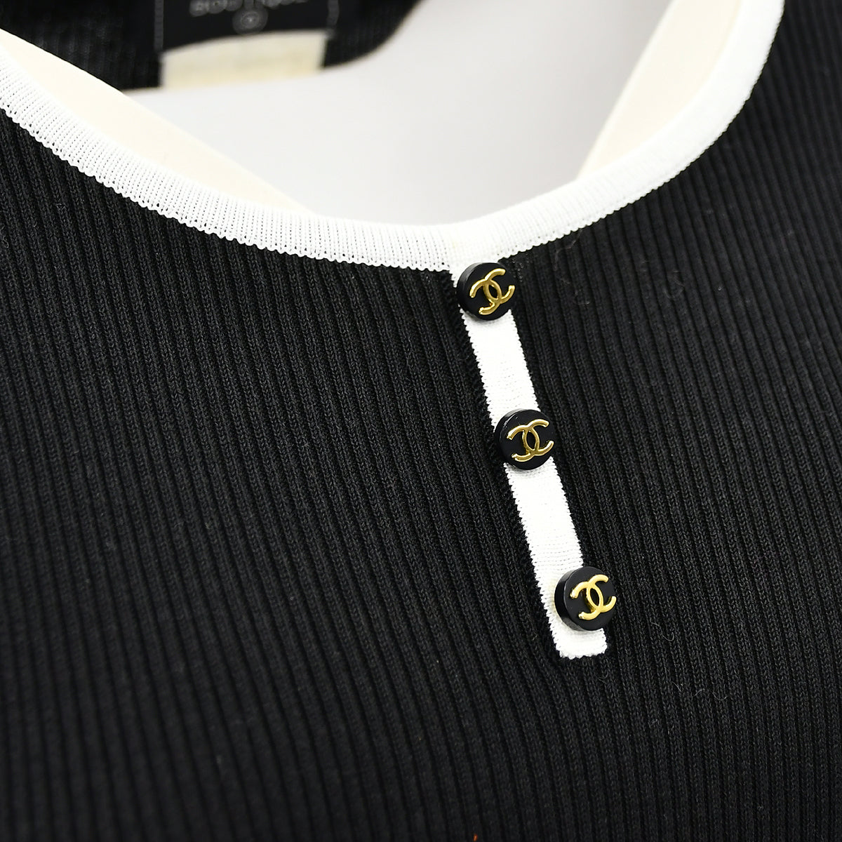 Luxury Chanel Spring 1995 T-shirt Black 95P #42