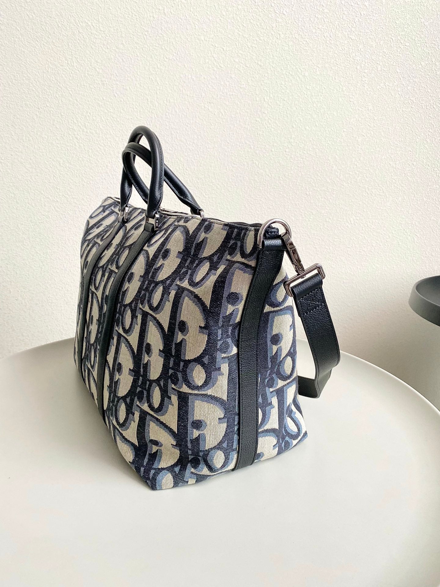 Luxury DiorWEEKENDER 40 IN BEIGE AND BLACK MAXI OBLIQUE JACQUARD