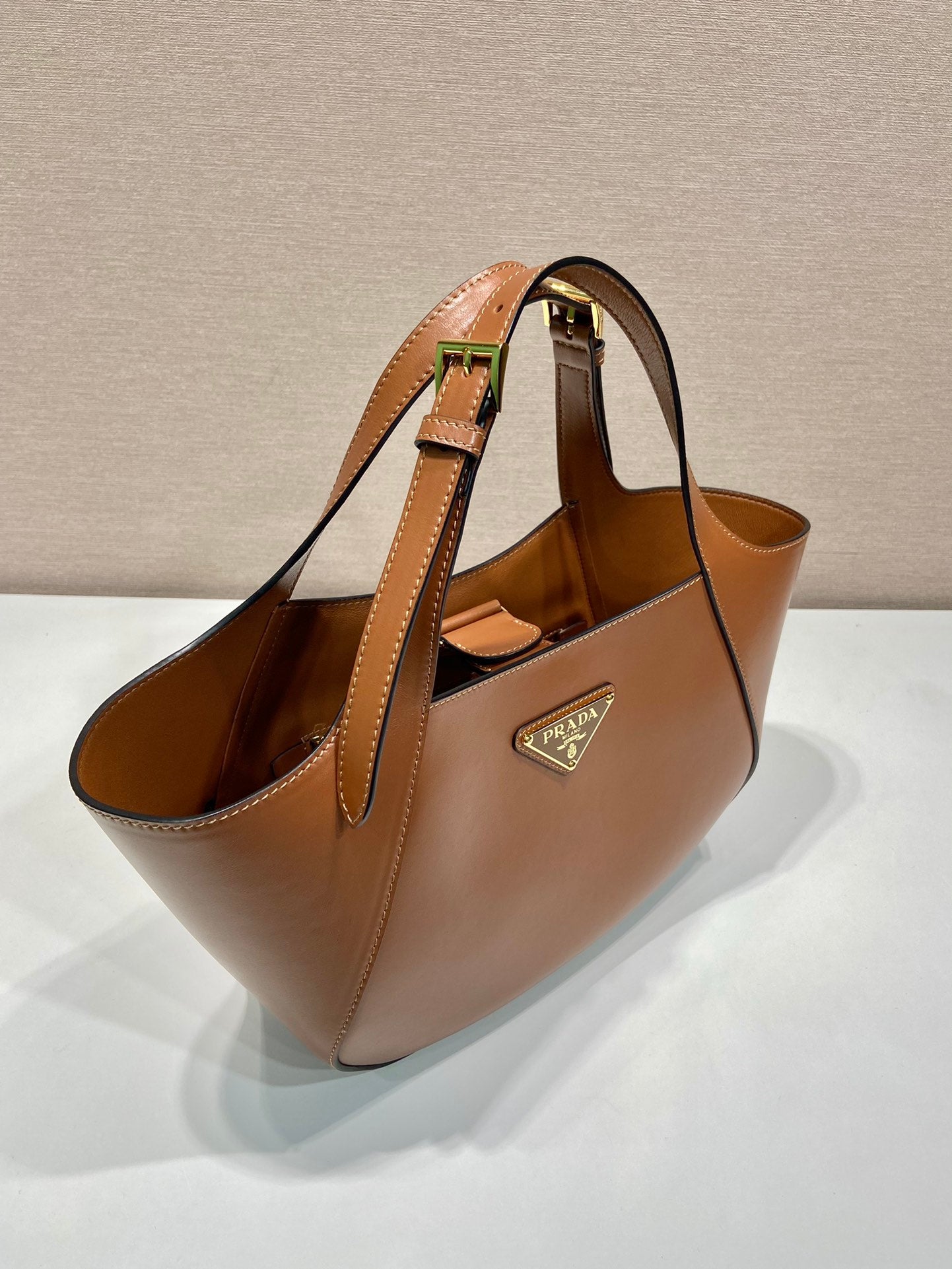 Luxury PradaTOTE BAG 28 IN CINNAMON BROWN SHEEPSKIN GOLD LOGO