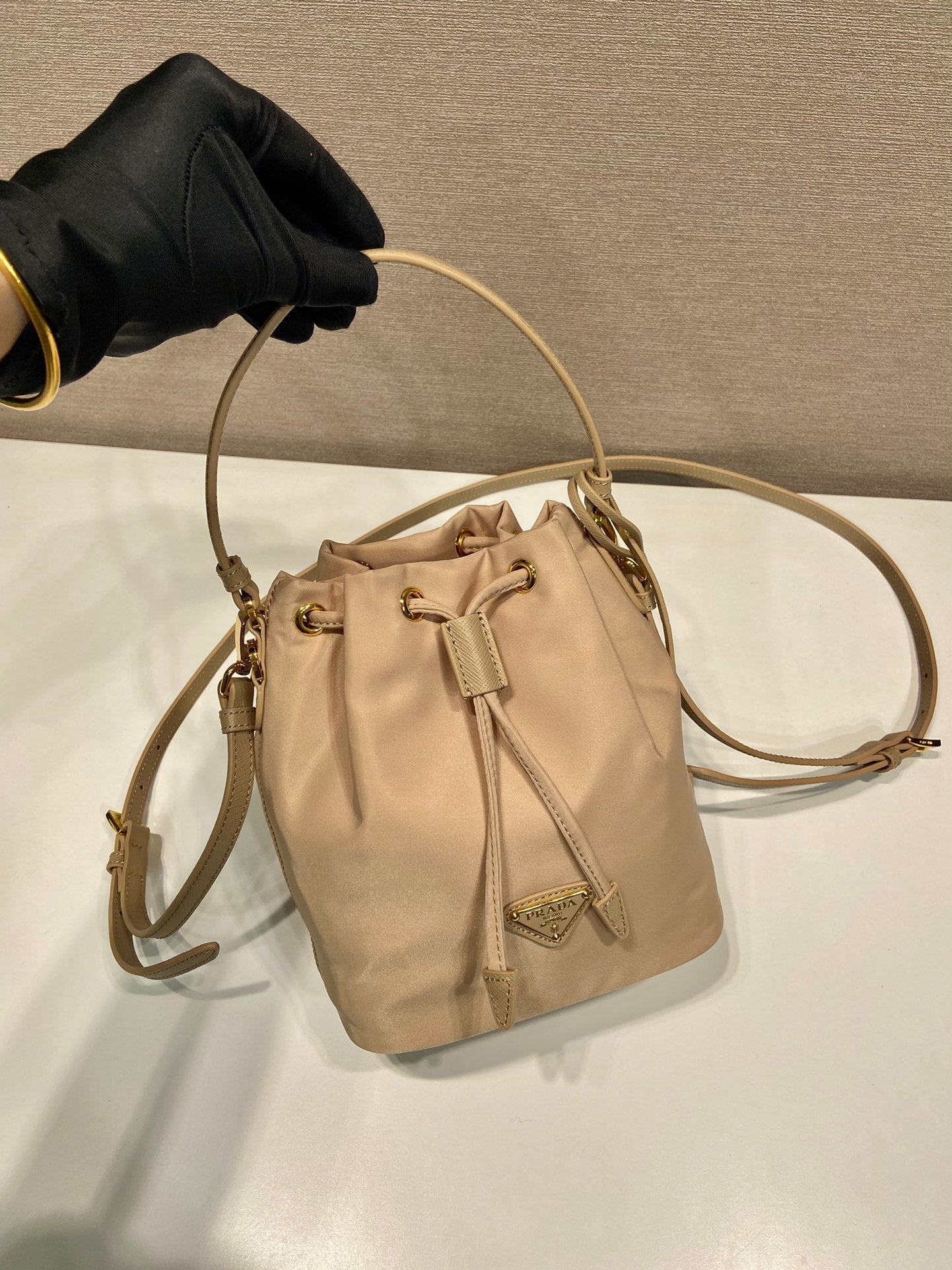 Luxury PradaBUCKET BAG 19 IN BEIGE RE-NYLON AND SAFFIANO LEATHER HANDLE