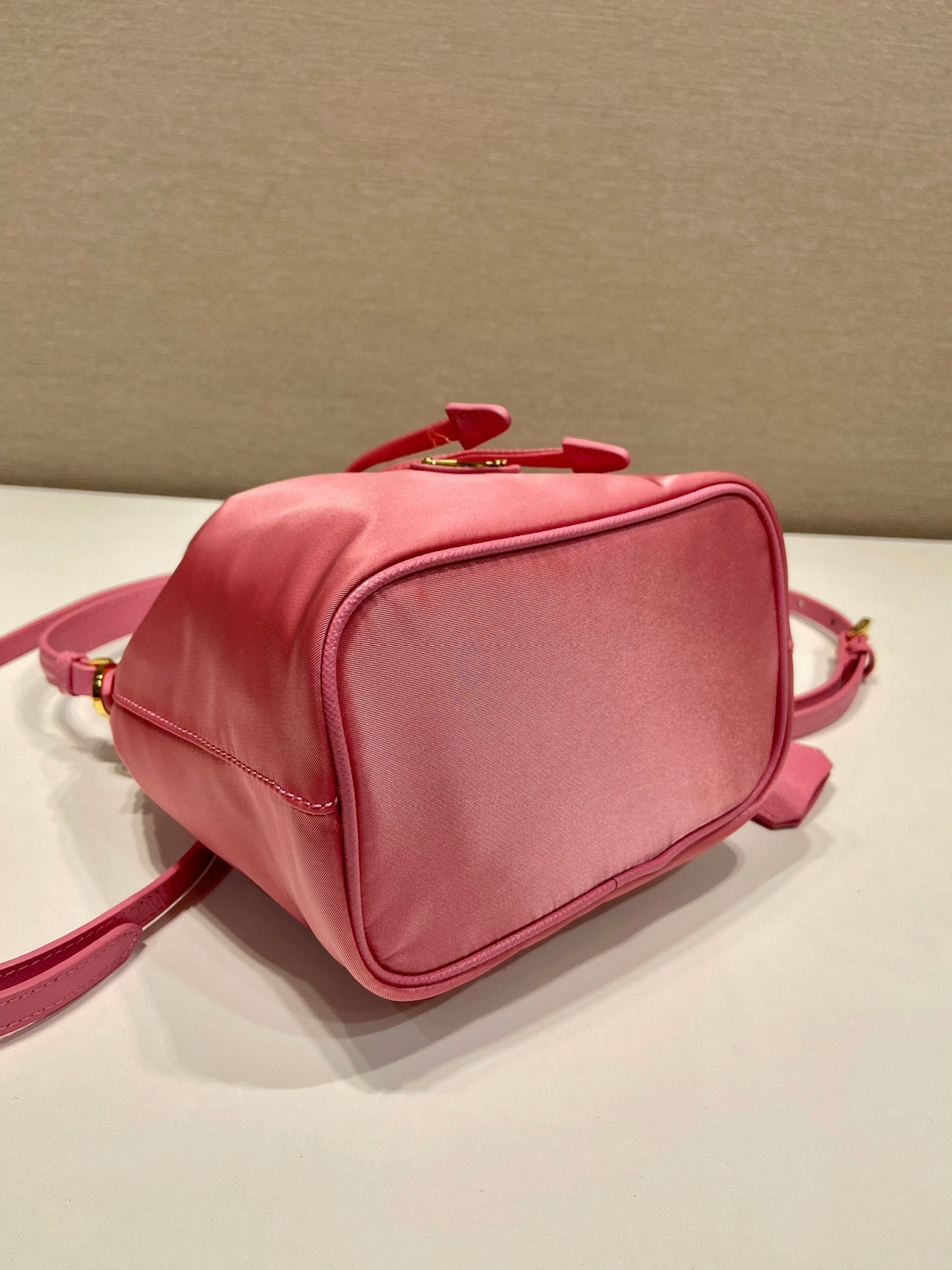 Luxury PradaBUCKET BAG 19 IN CANDY PINK RE-NYLON AND SAFFIANO LEATHER HANDLE