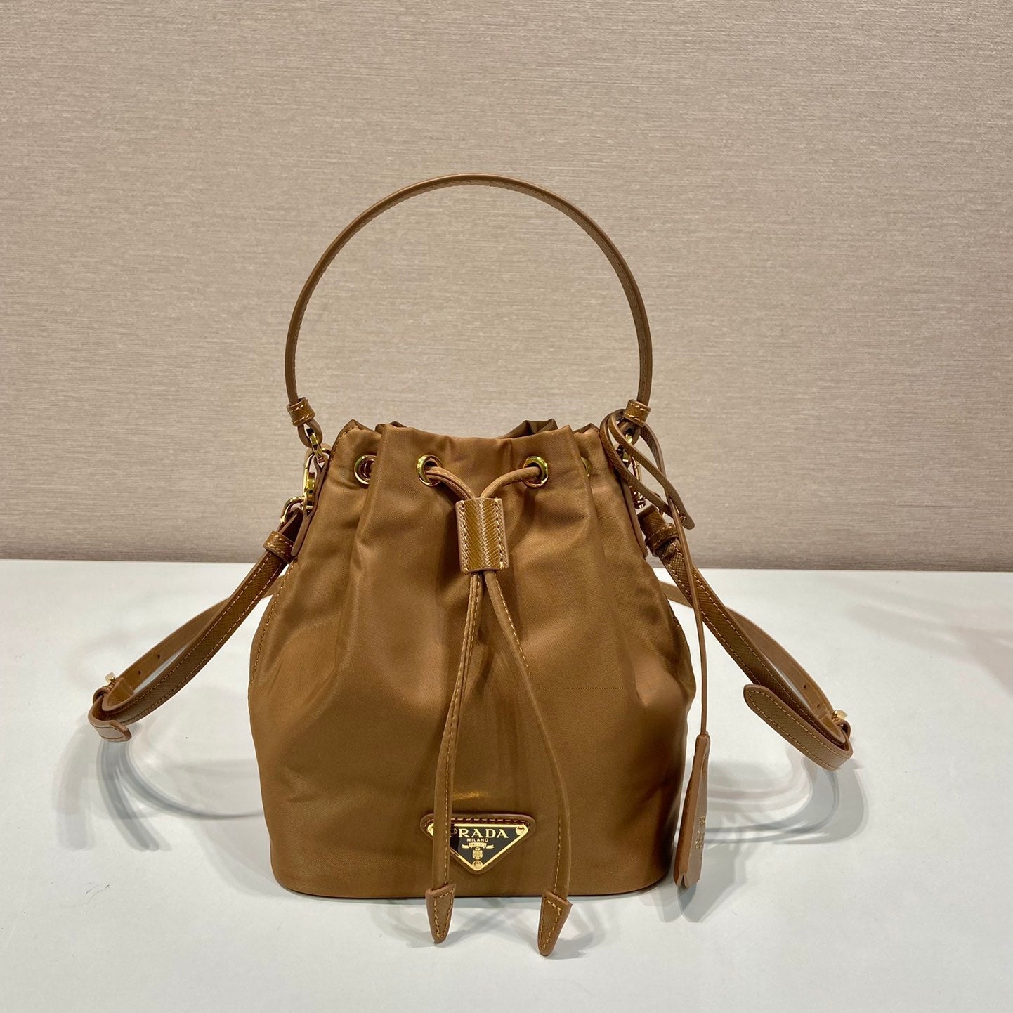 Luxury PradaBUCKET BAG 19 IN RUSSET BROWN RE-NYLON AND CALFSKIN HANDLE