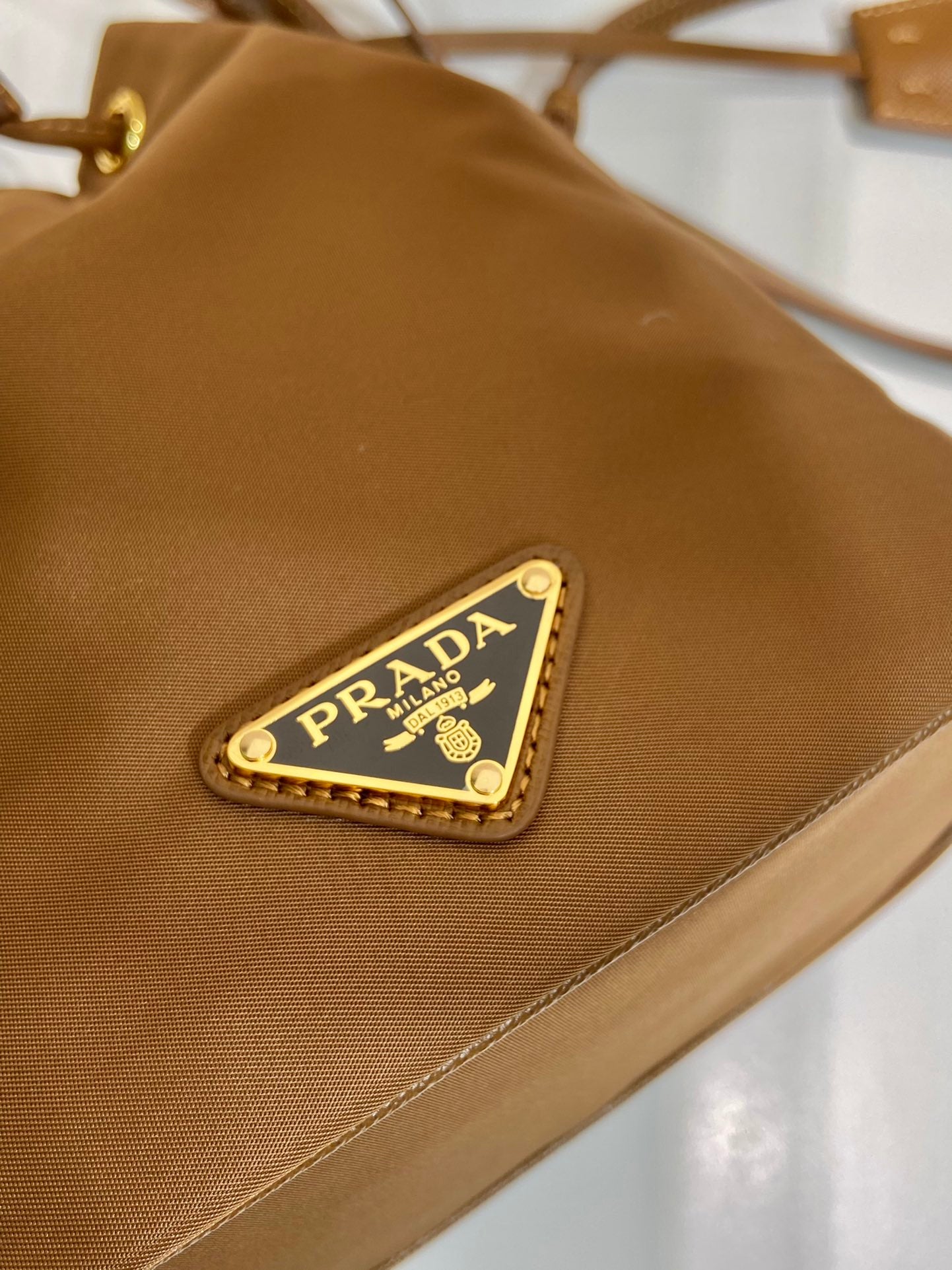 Luxury PradaBUCKET BAG 19 IN RUSSET BROWN RE-NYLON AND CALFSKIN HANDLE
