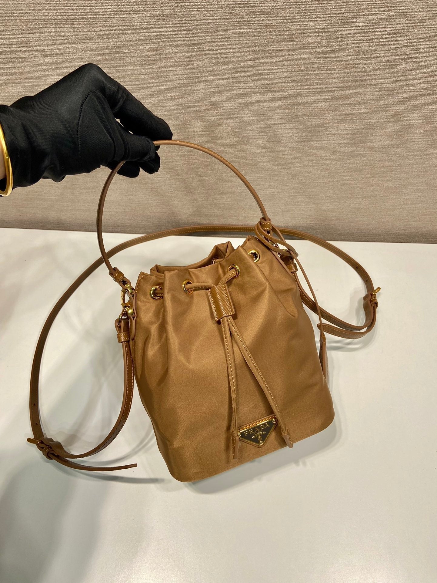 Luxury PradaBUCKET BAG 19 IN RUSSET BROWN RE-NYLON AND CALFSKIN HANDLE