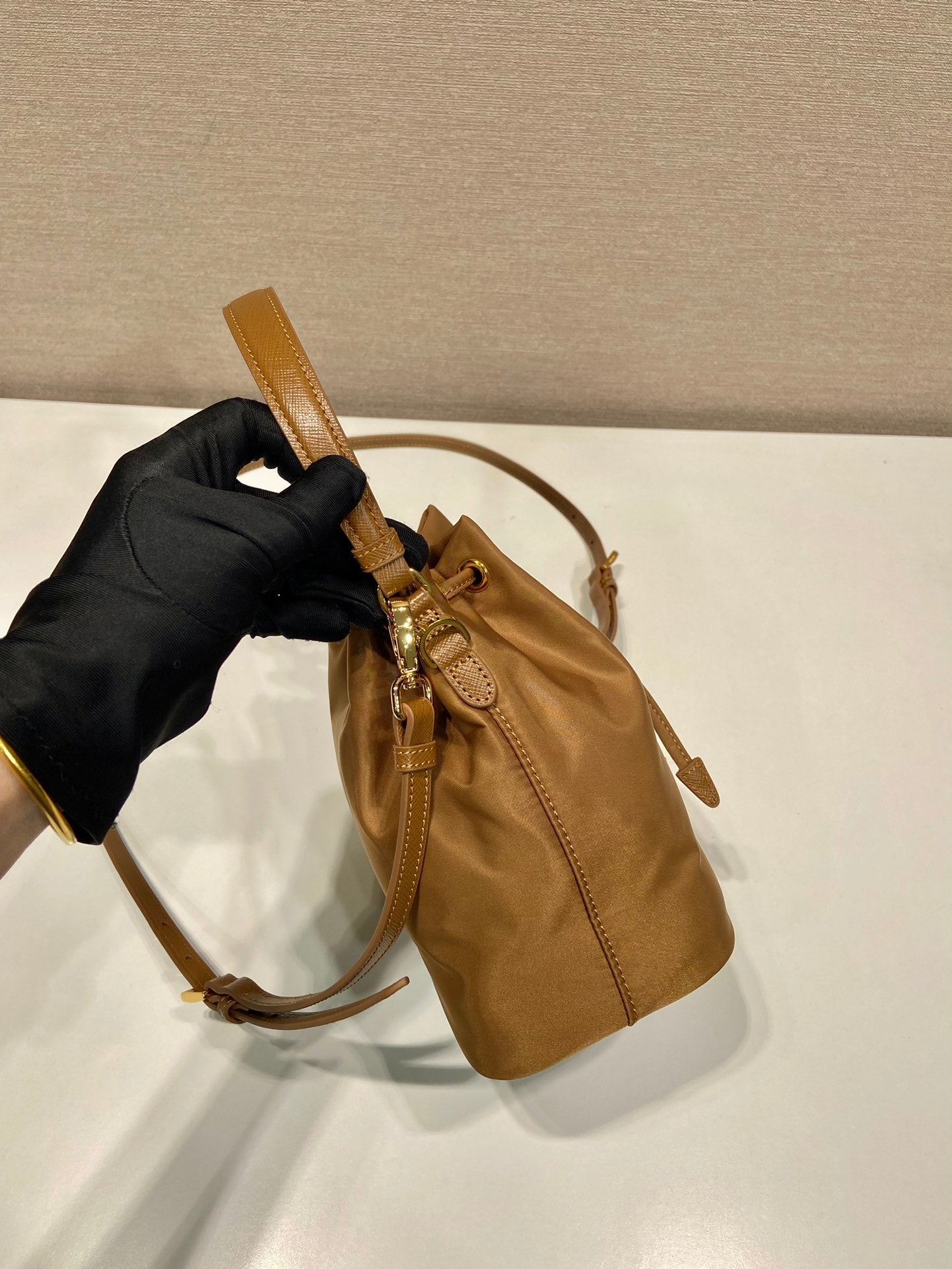 Luxury PradaBUCKET BAG 19 IN RUSSET BROWN RE-NYLON AND CALFSKIN HANDLE
