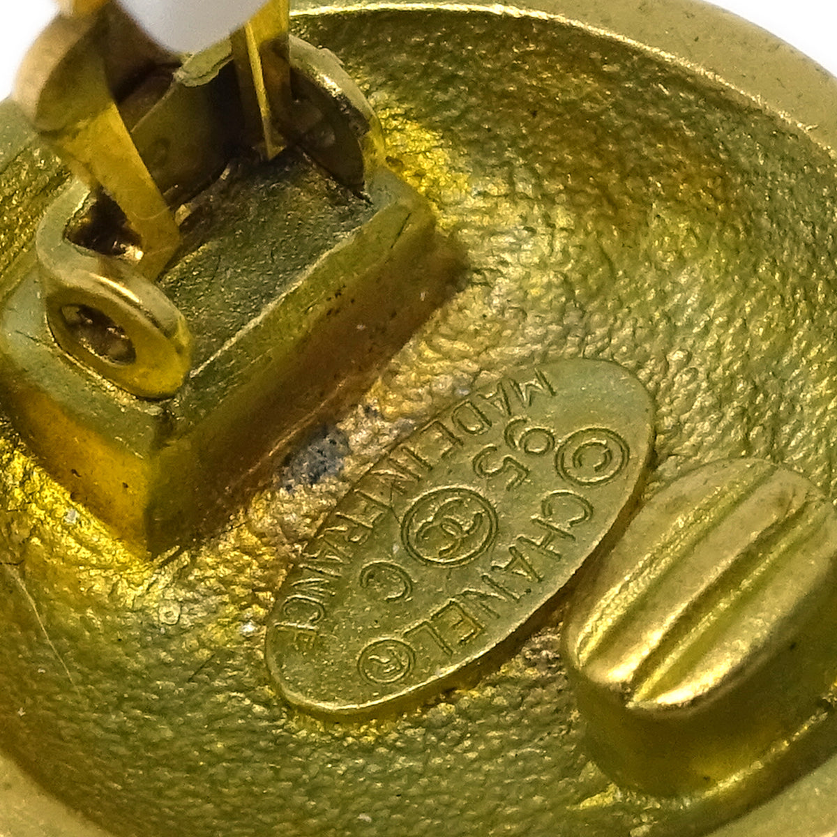 Luxury Chanel Button Earrings Clip-On Gold 95C