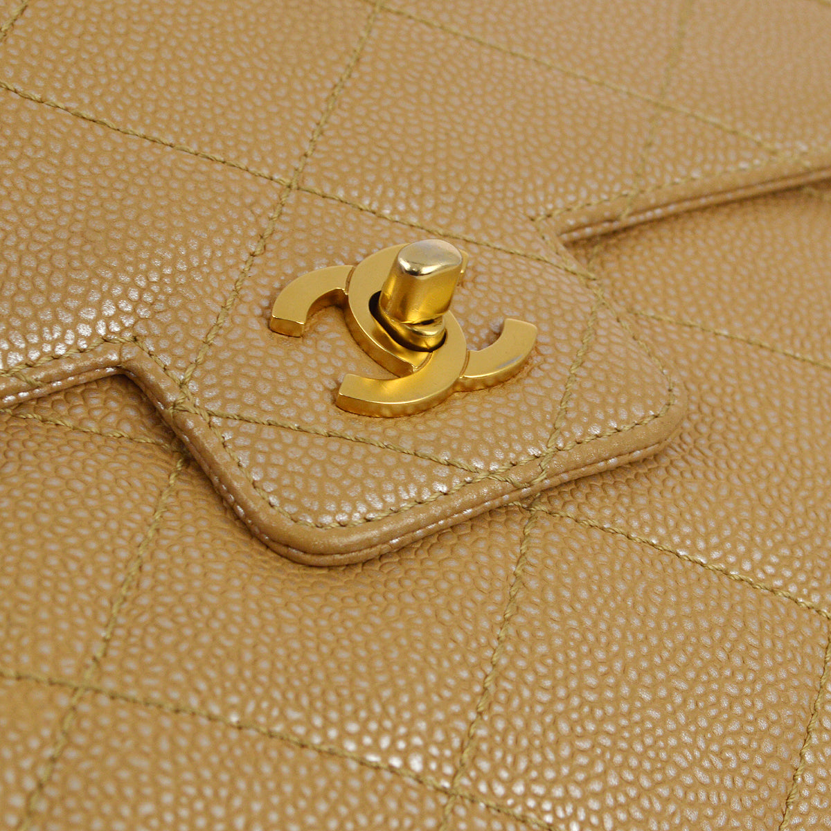 Luxury Chanel 2000-2001 Beige Caviar Chain Shoulder Bag 25