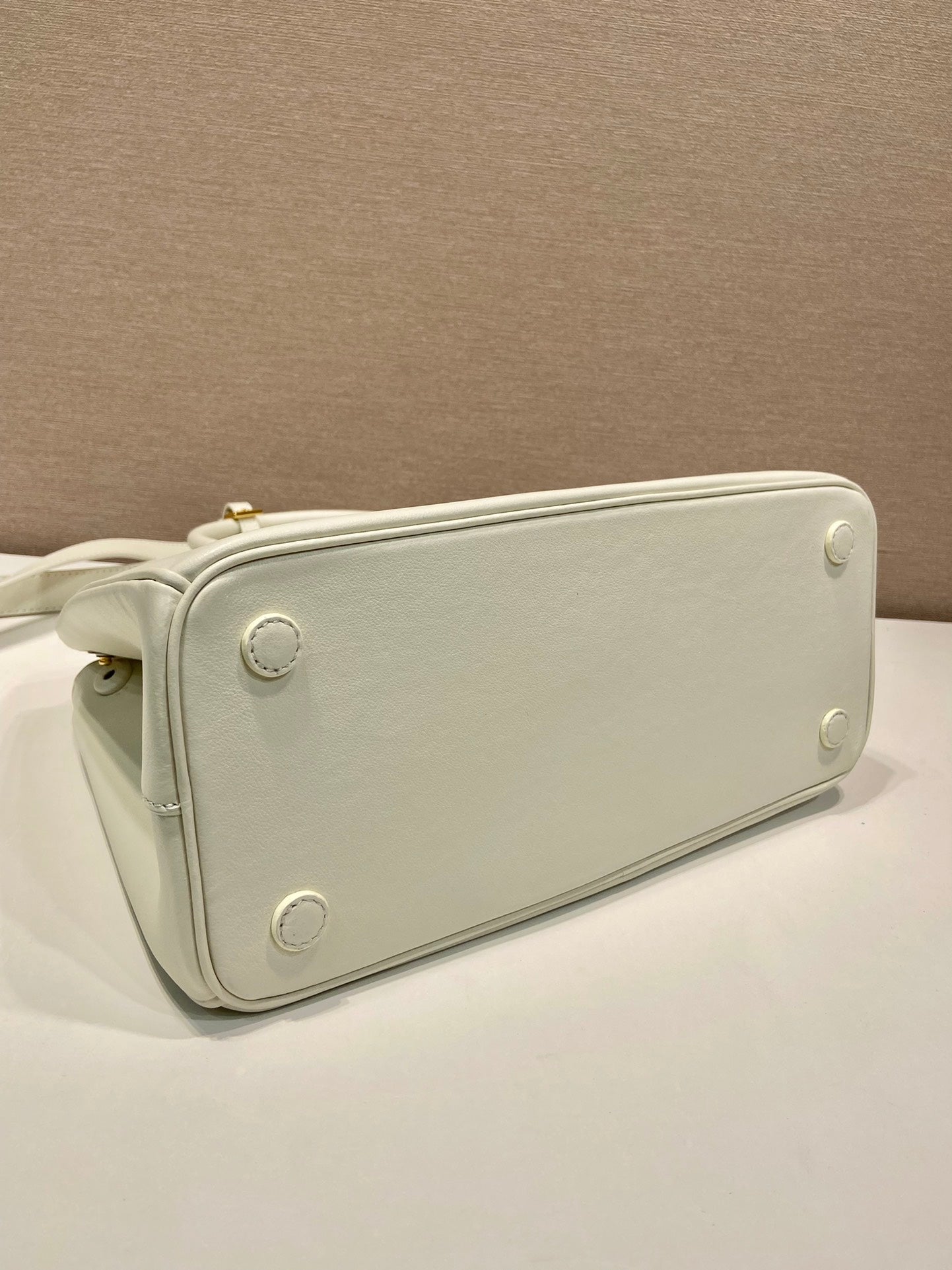 Luxury PradaLARGE GALLERIA BAG 32 IN WHITE SMOOTH CALFSKIN GOLD HARDWARE