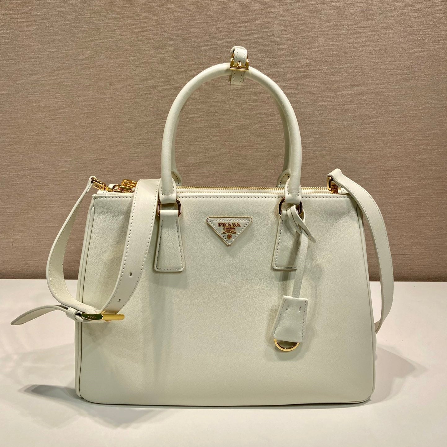 Luxury PradaLARGE GALLERIA BAG 32 IN WHITE SMOOTH CALFSKIN GOLD HARDWARE