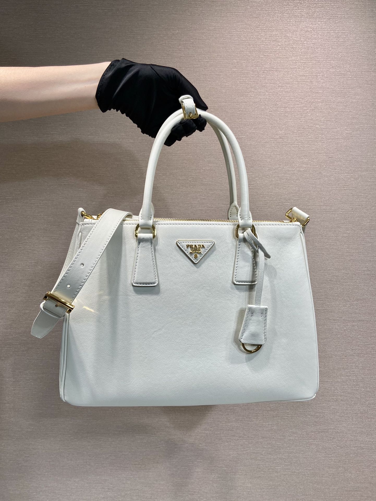 Luxury PradaLARGE GALLERIA BAG 32 IN WHITE SMOOTH CALFSKIN GOLD HARDWARE