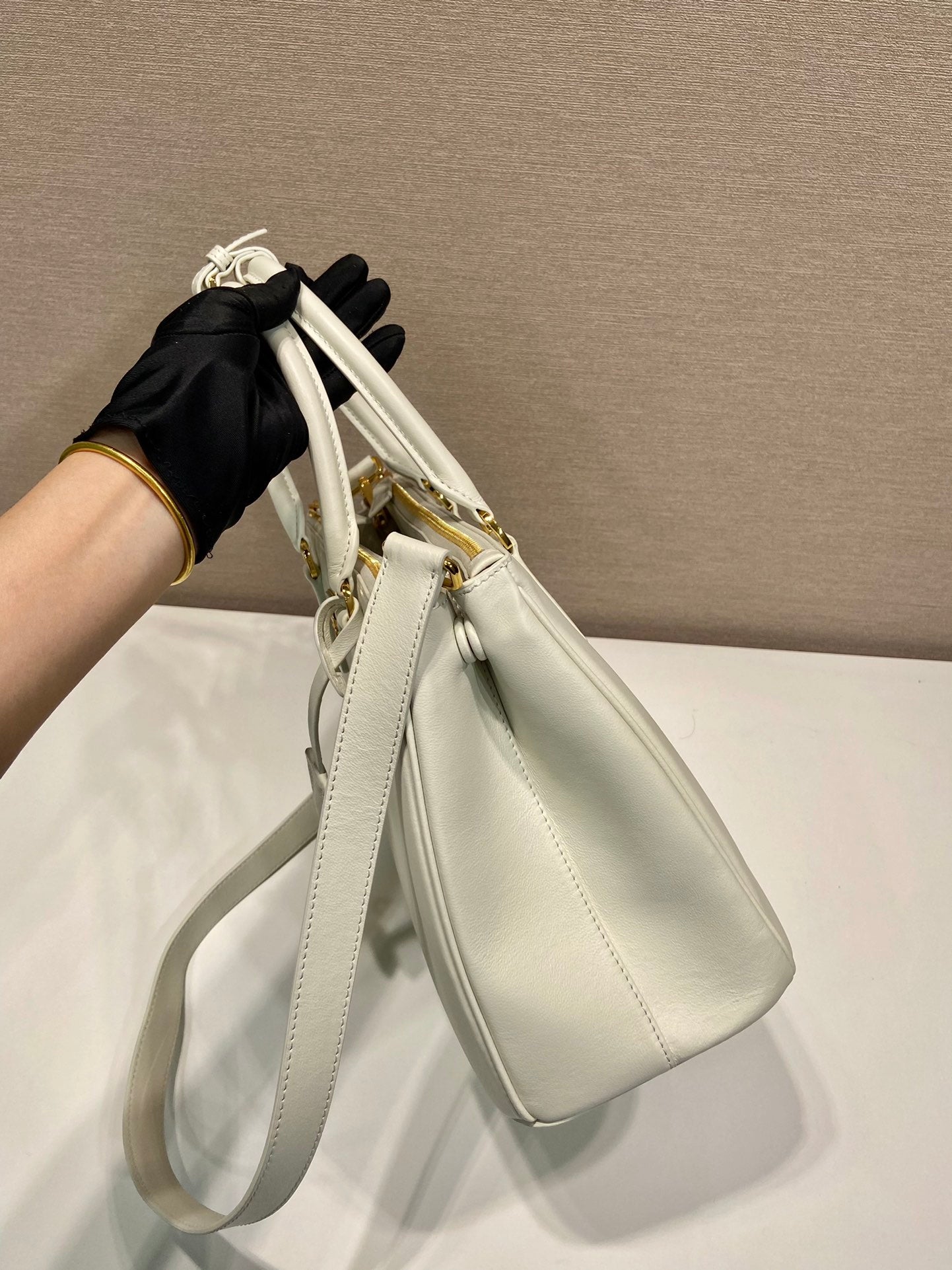 Luxury PradaLARGE GALLERIA BAG 32 IN WHITE SMOOTH CALFSKIN GOLD HARDWARE