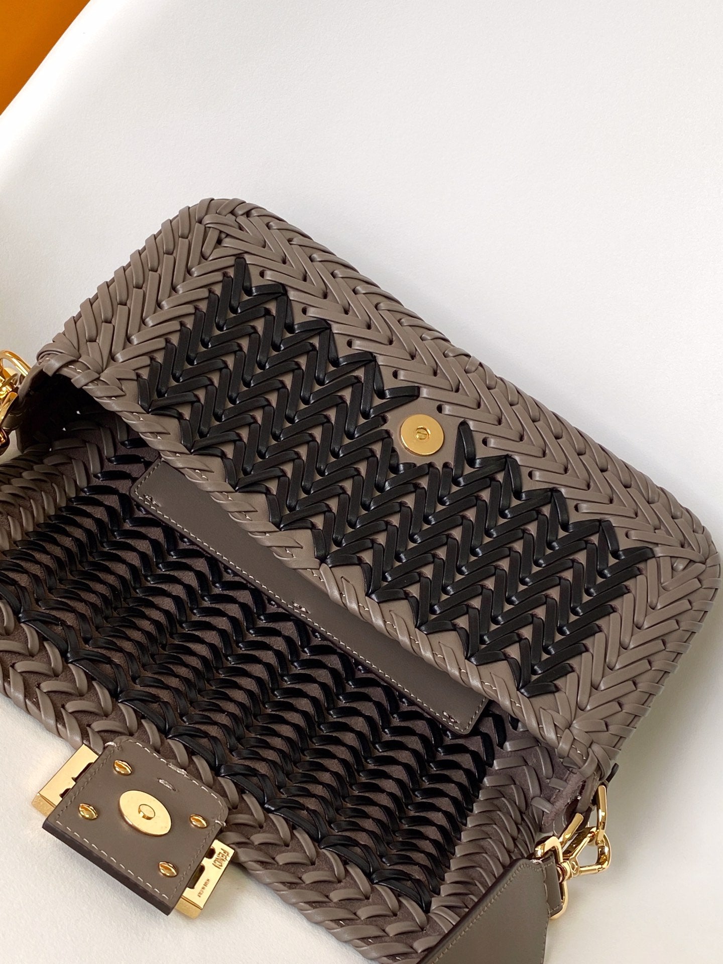 Luxury FendiFend Baguette 27 Bag Black Brown Sand interlaced leather Ghw