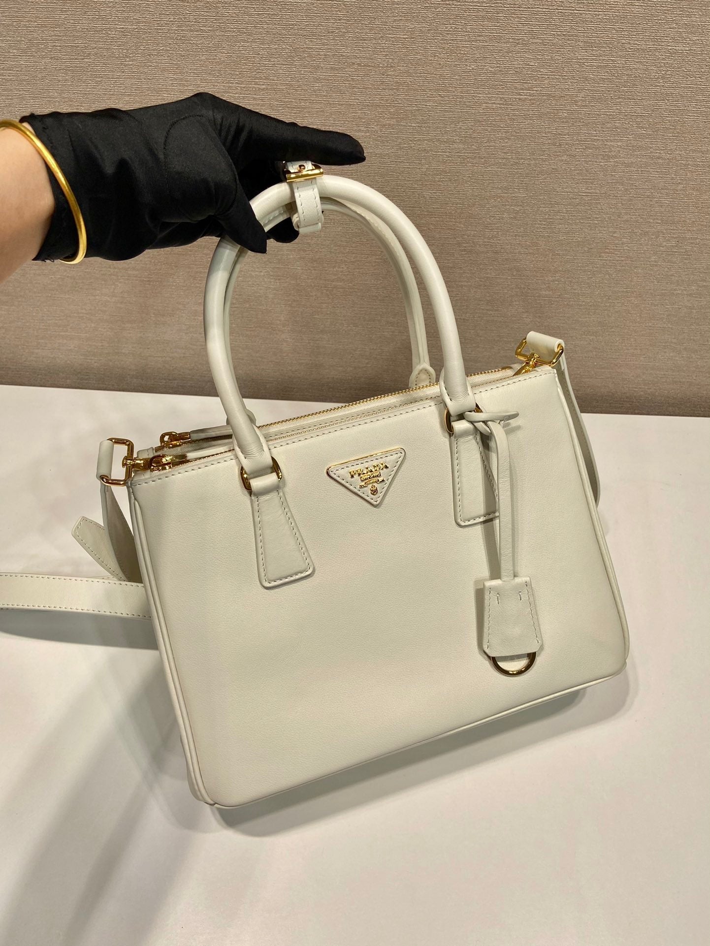 Luxury PradaMEDIUM GALLERIA BAG 28 IN WHITE SMOOTH CALFSKIN GOLD HARDWARE