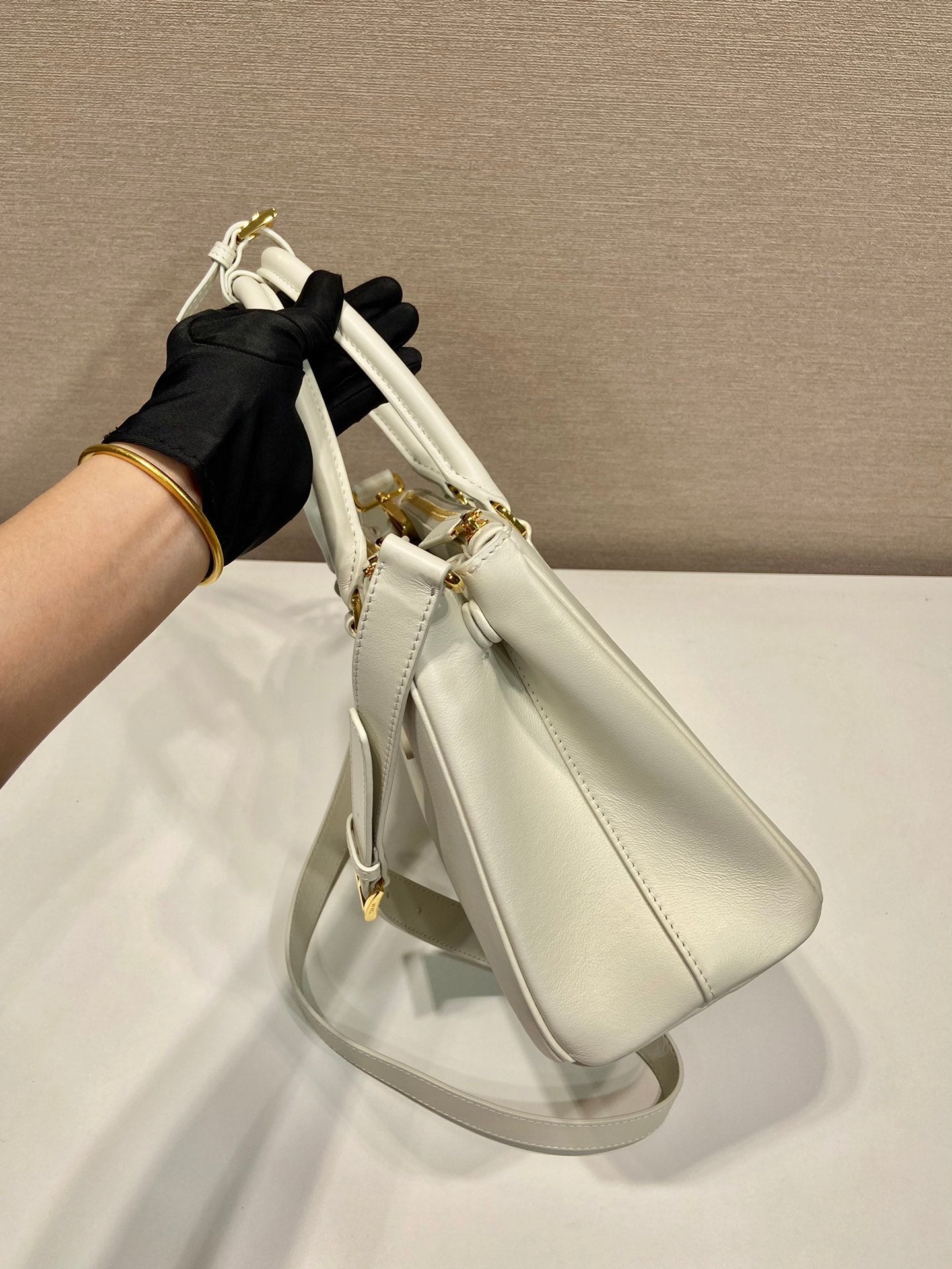 Luxury PradaMEDIUM GALLERIA BAG 28 IN WHITE SMOOTH CALFSKIN GOLD HARDWARE
