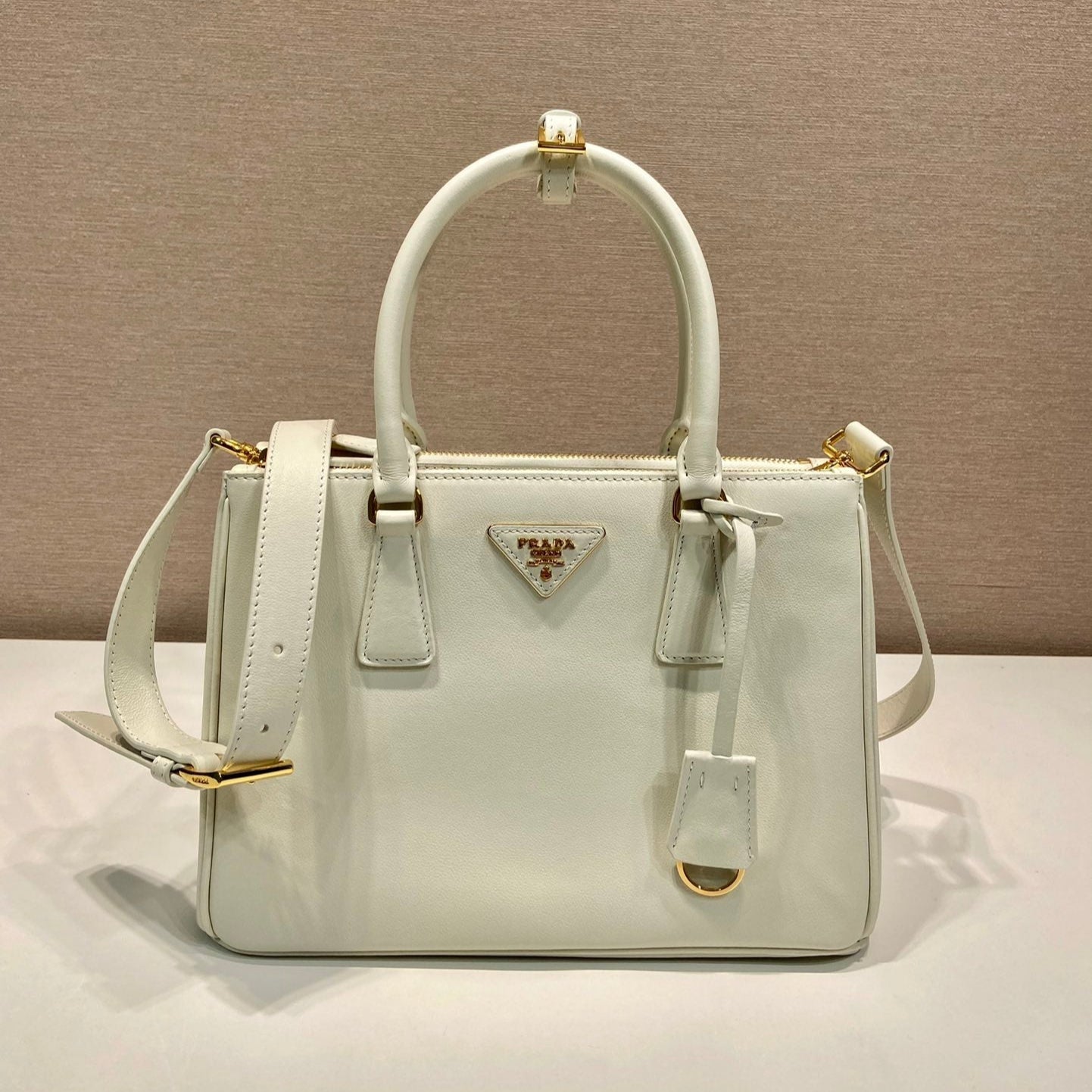 Luxury PradaMEDIUM GALLERIA BAG 28 IN WHITE SMOOTH CALFSKIN GOLD HARDWARE