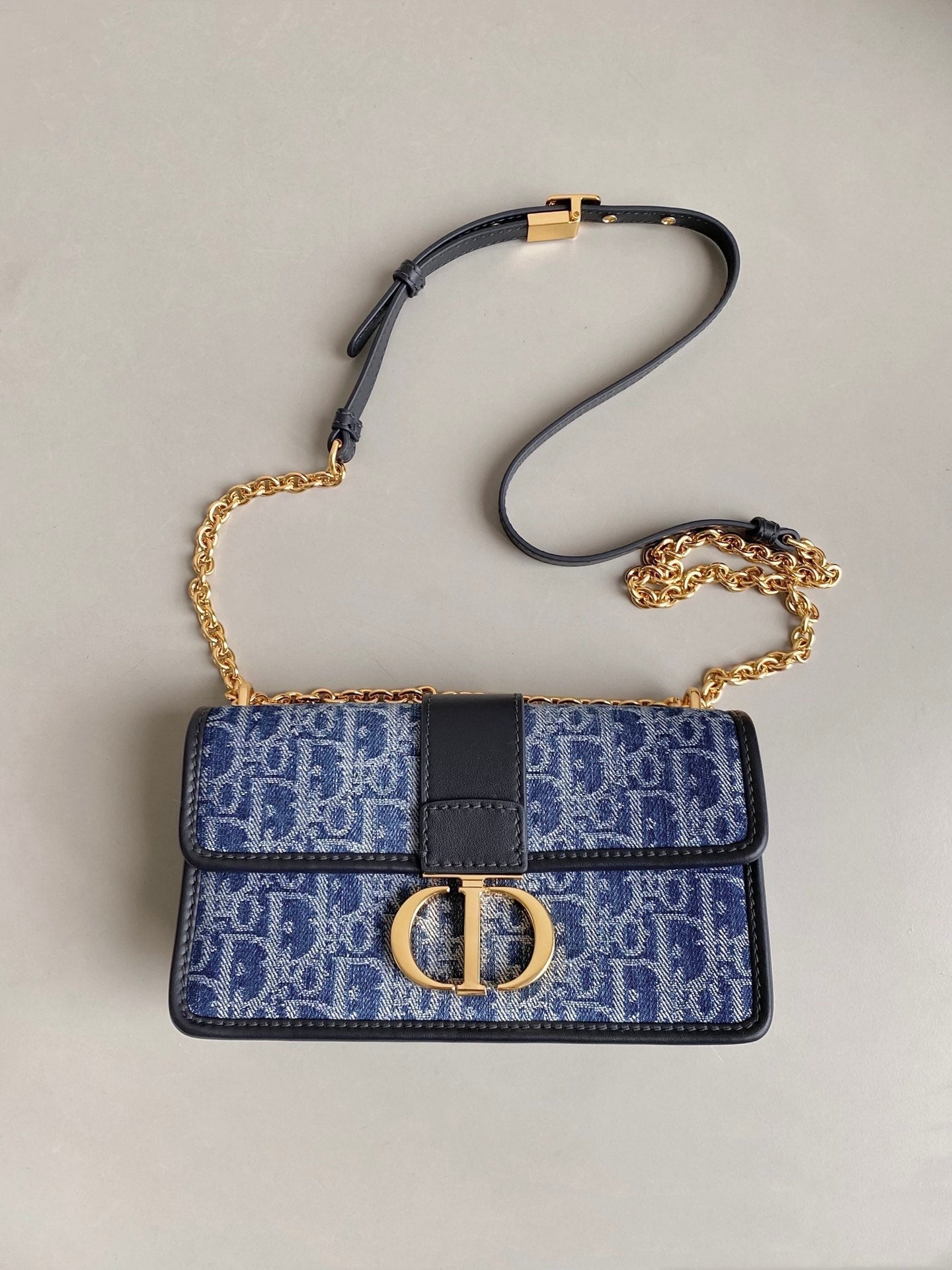 Luxury Dior21 MONGTAIGNE EAST-WET WITH CHAIN BLUE DENIM OBLIQUE JACQUARD