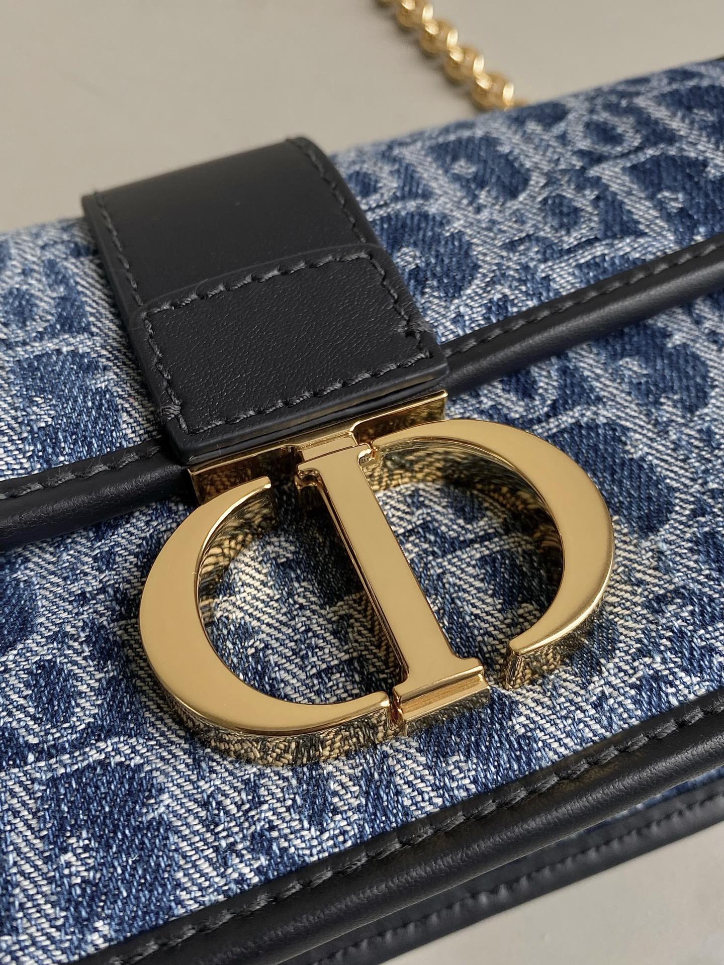 Luxury Dior21 MONGTAIGNE EAST-WET WITH CHAIN BLUE DENIM OBLIQUE JACQUARD